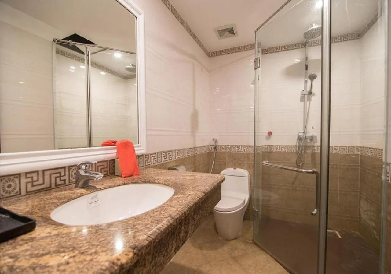 Shower in QUEEN'S Hotel