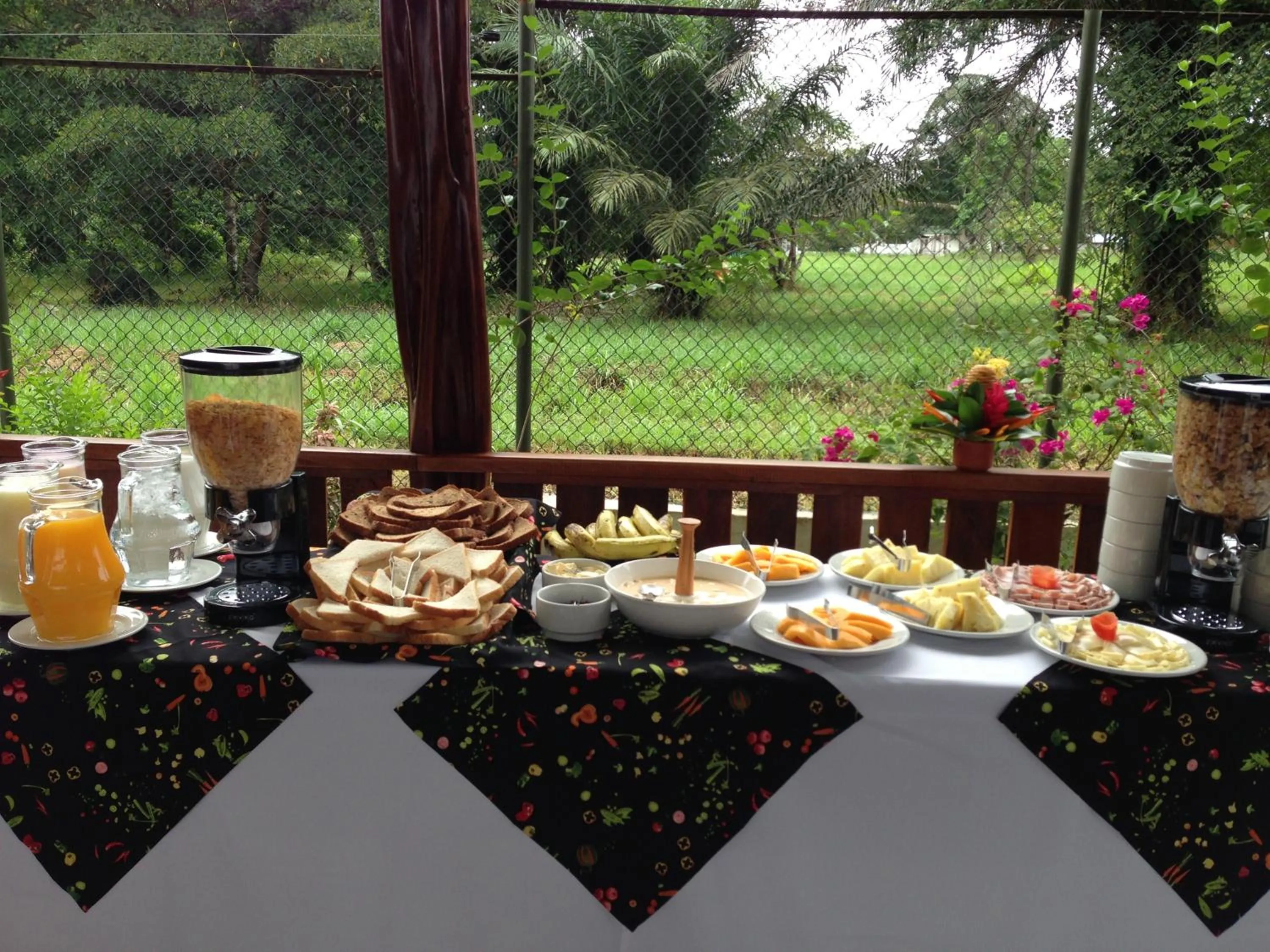 Restaurant/places to eat in Hotel Utüane