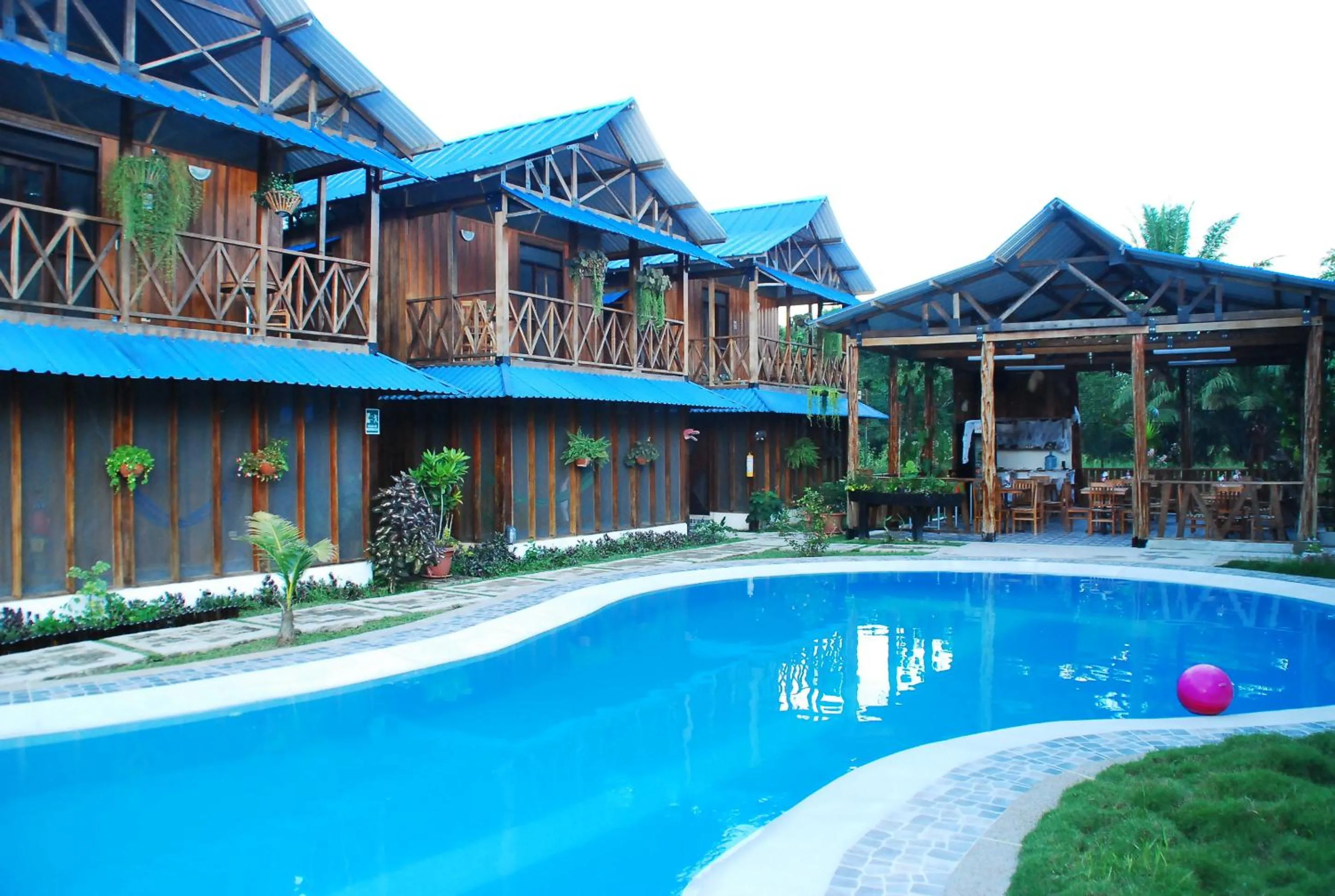 Swimming pool in Hotel Utüane