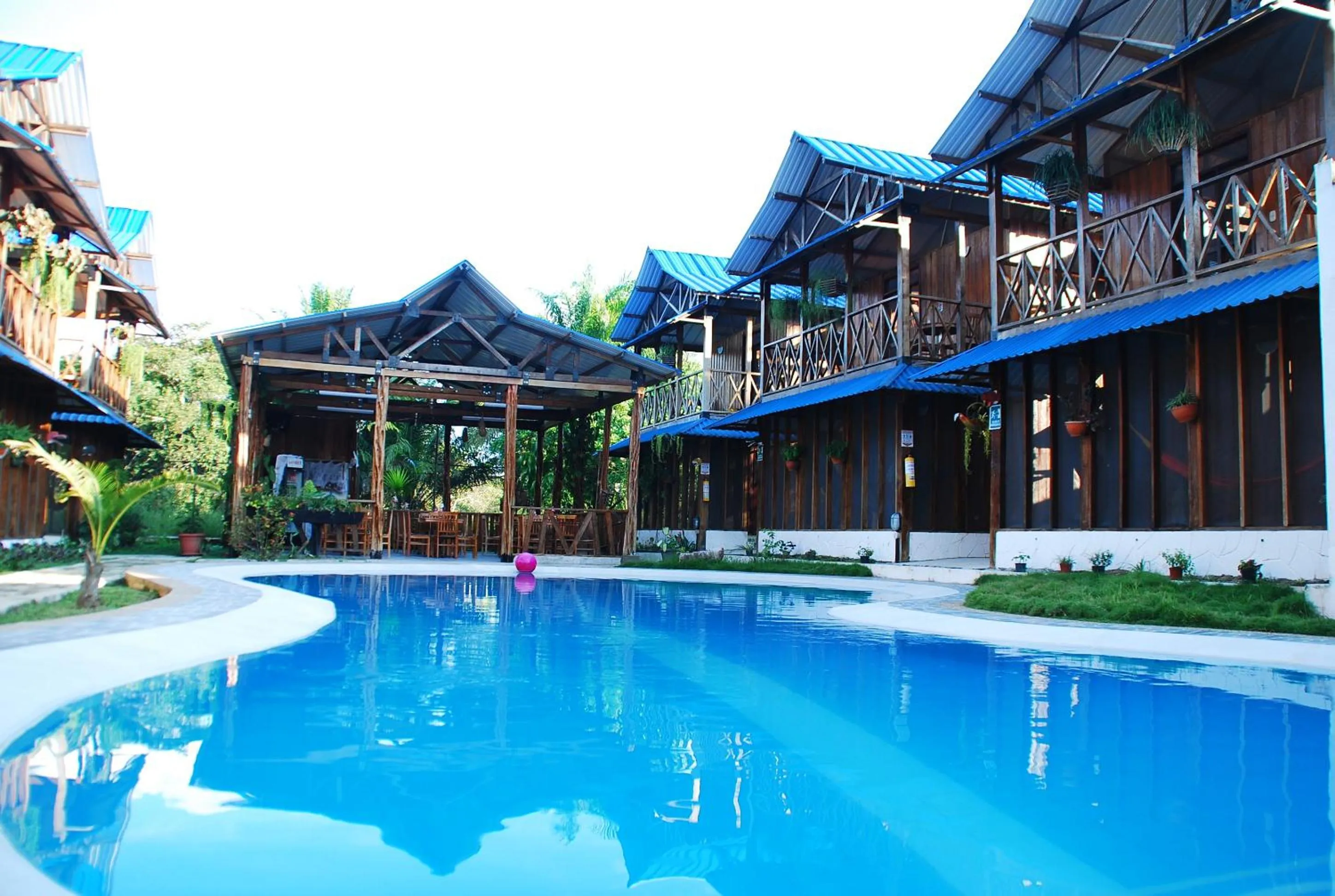 Swimming pool in Hotel Utüane