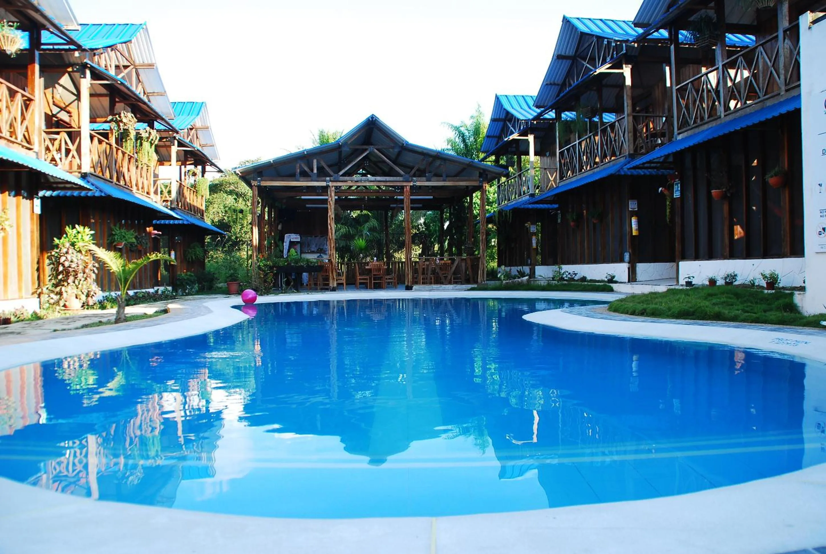 Swimming pool in Hotel Utüane
