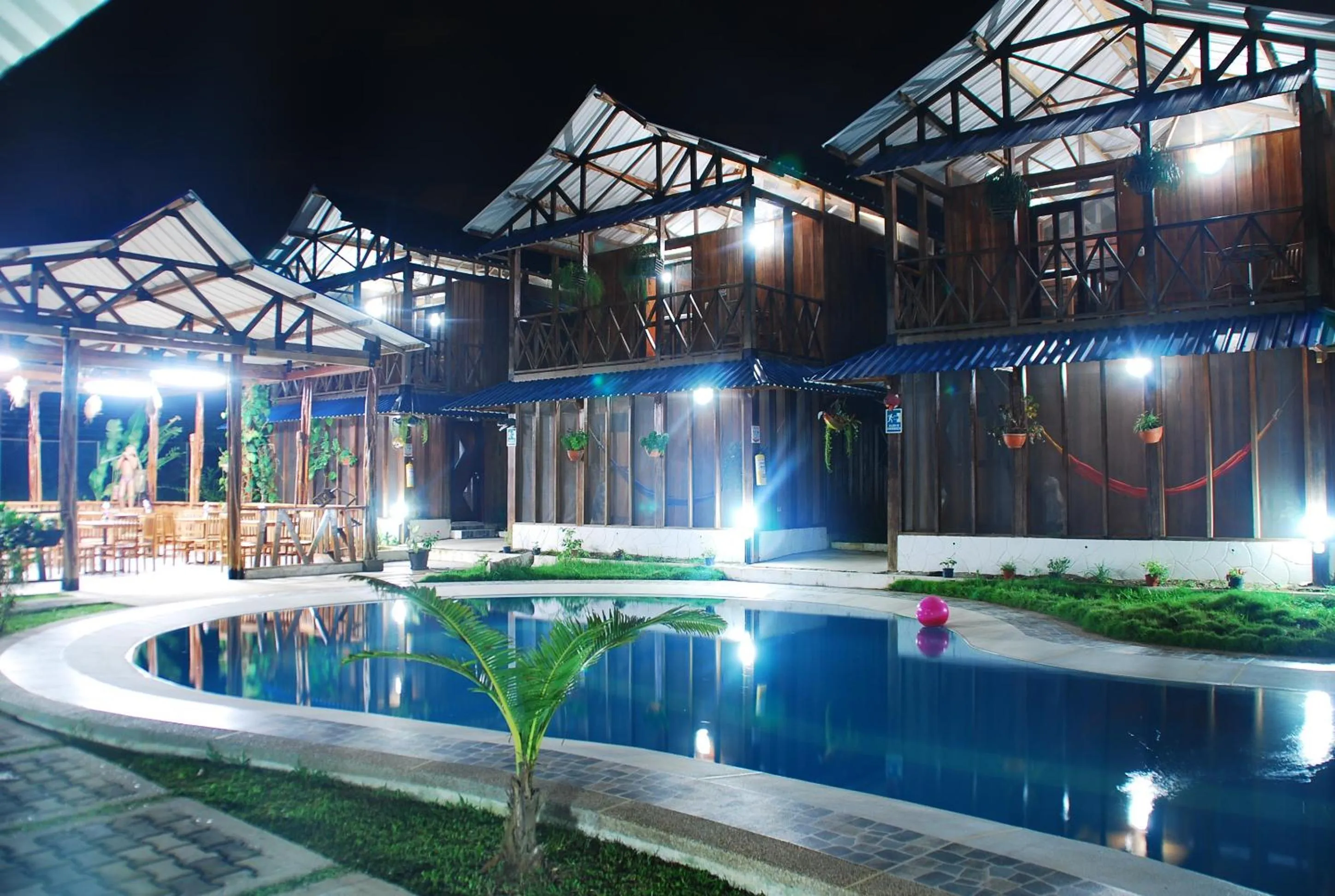 Swimming pool in Hotel Utüane