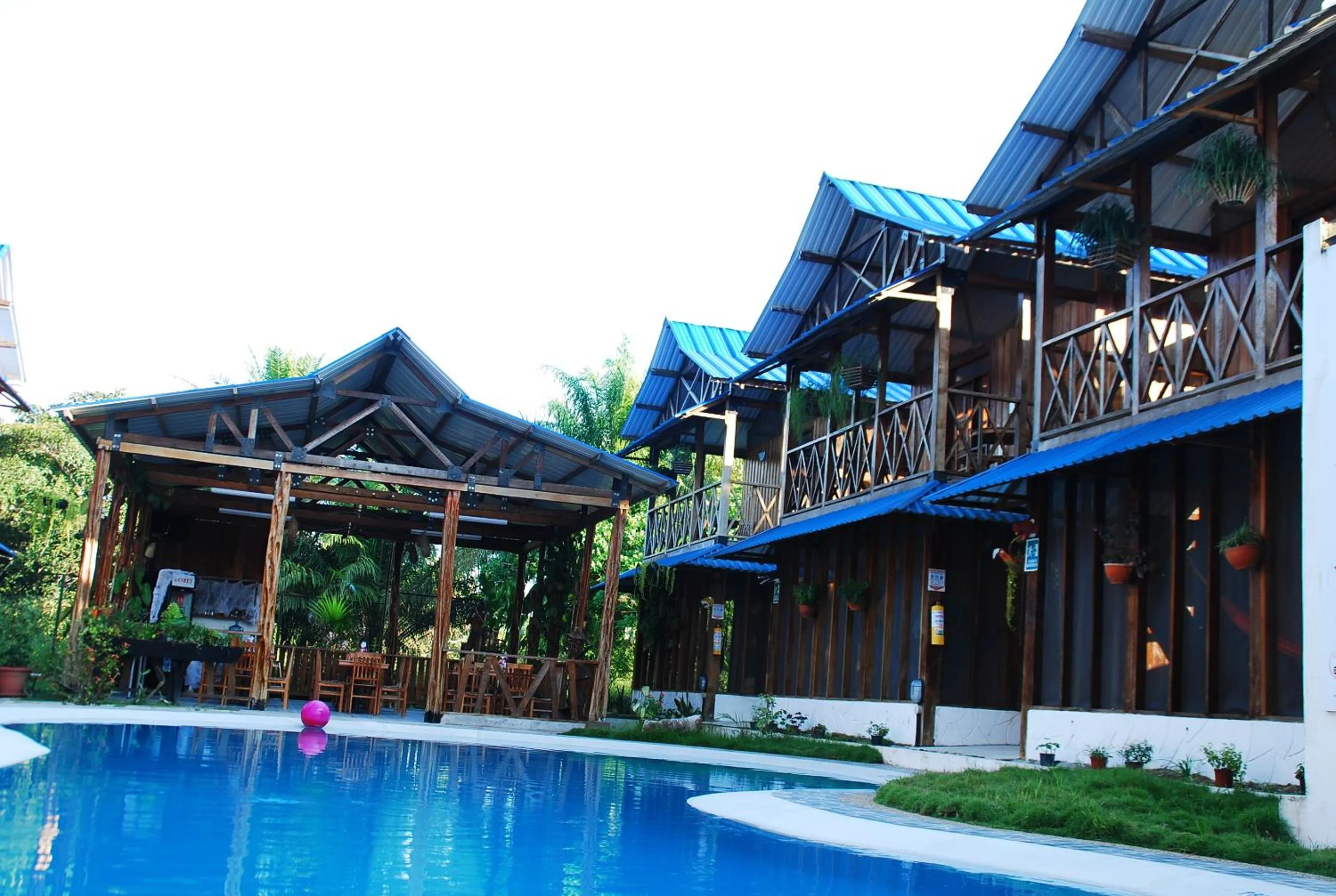 Swimming pool in Hotel Utüane