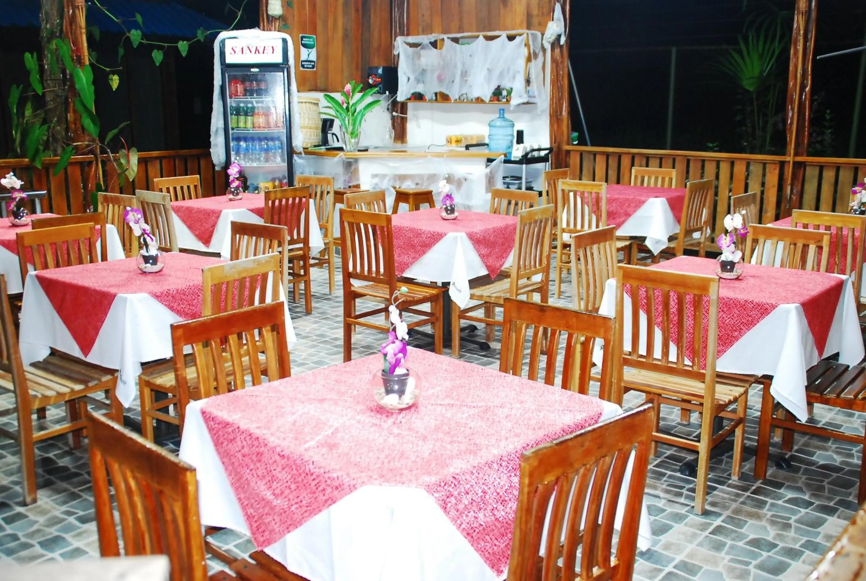 Restaurant/places to eat in Hotel Utüane