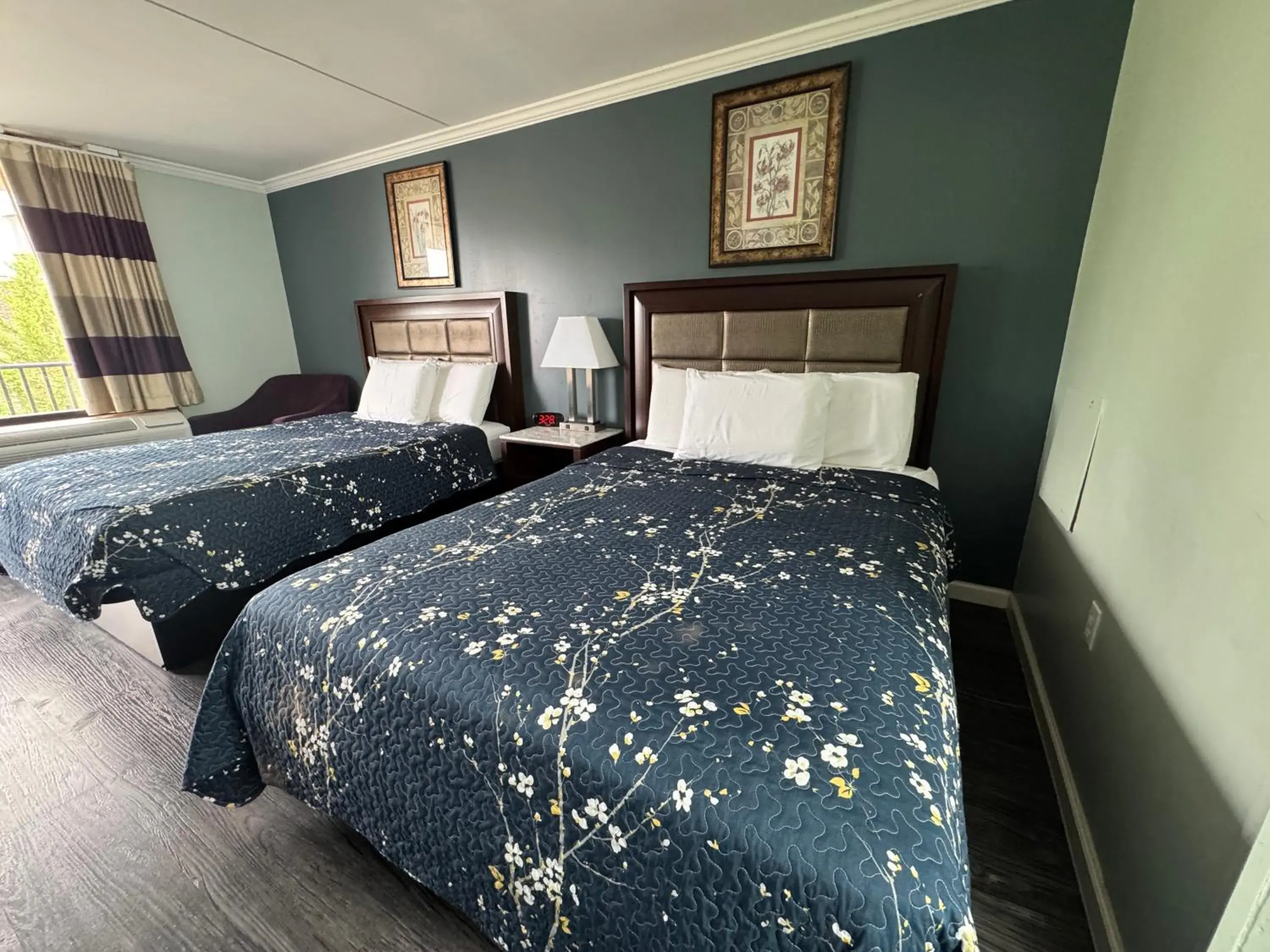 Double Room in Budget Inn Orange Double Room in Budget Inn Orange
