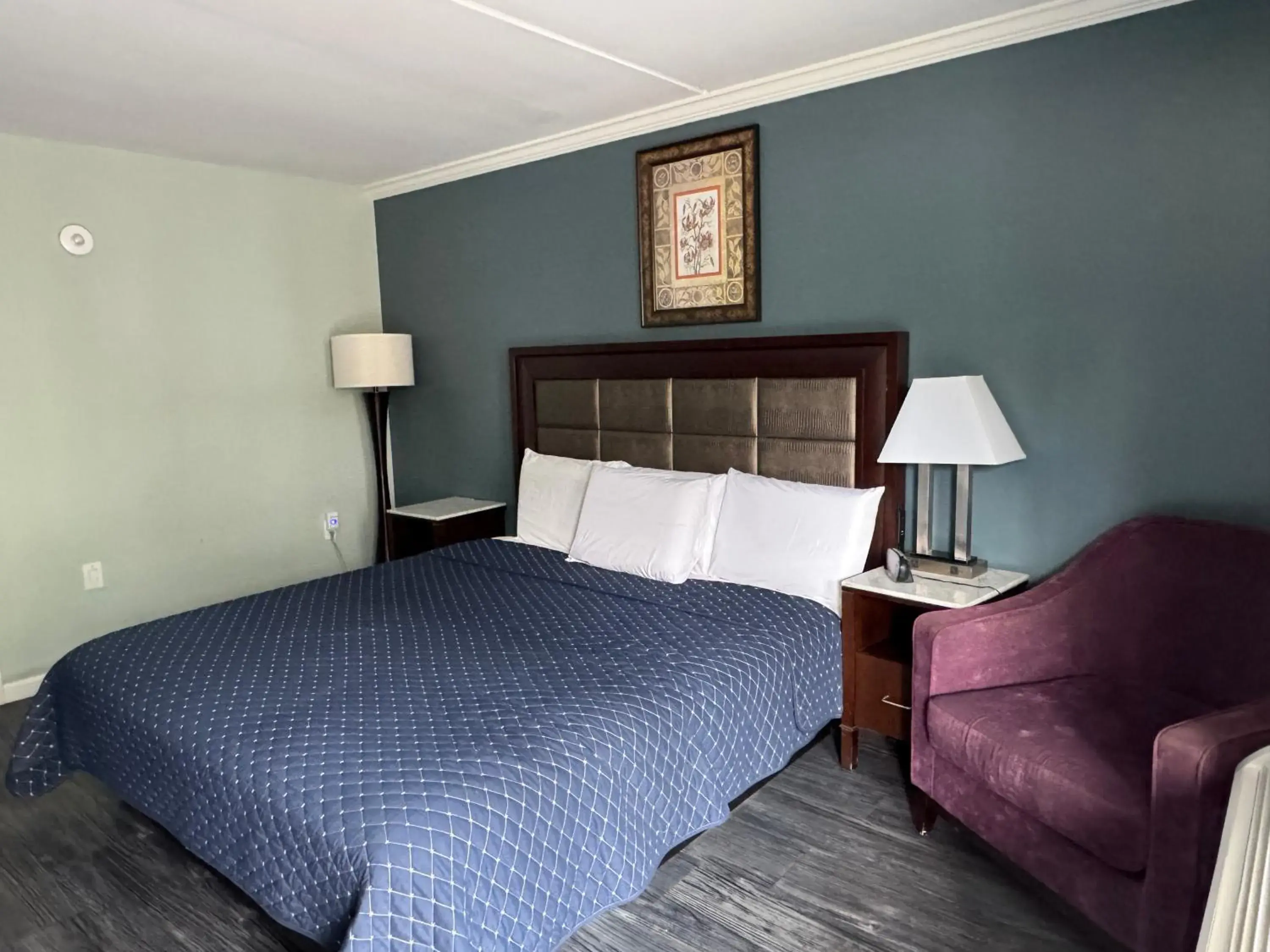 Deluxe King Suite in Budget Inn Orange Deluxe King Suite in Budget Inn Orange