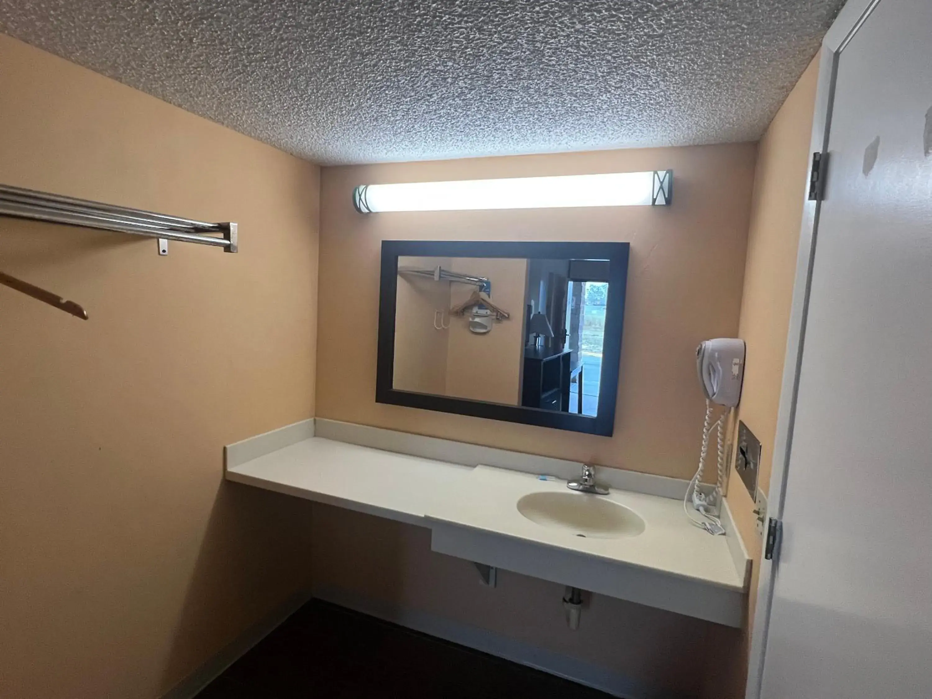 King Room - Non Smoking/Ground floor/Exterior Hall/Pet Friendly in Rodeway Inn Davenport-Champions Gate King Room - Non Smoking/Ground floor/Exterior Hall/Pet Friendly in Rodeway Inn Davenport-Champions Gate
