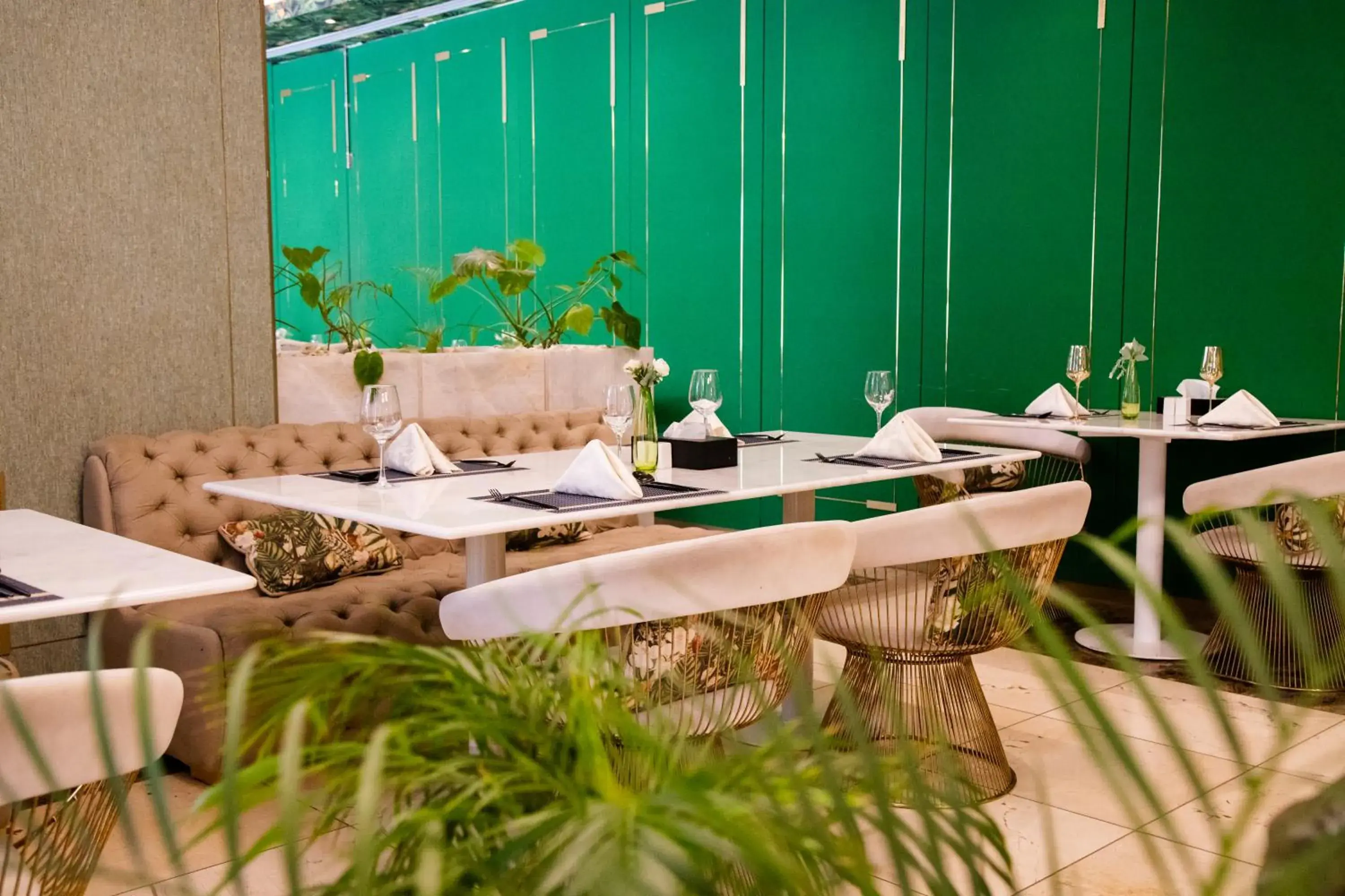 Restaurant/places to eat in Number One Oxford Street Hotel & Suites Restaurant/places to eat in Number One Oxford Street Hotel & Suites