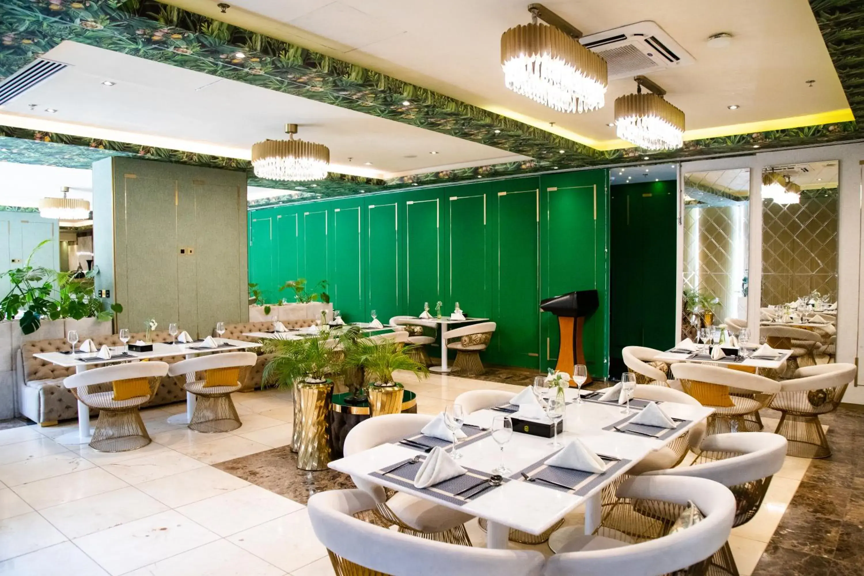 Restaurant/places to eat in Number One Oxford Street Hotel & Suites Restaurant/places to eat in Number One Oxford Street Hotel & Suites