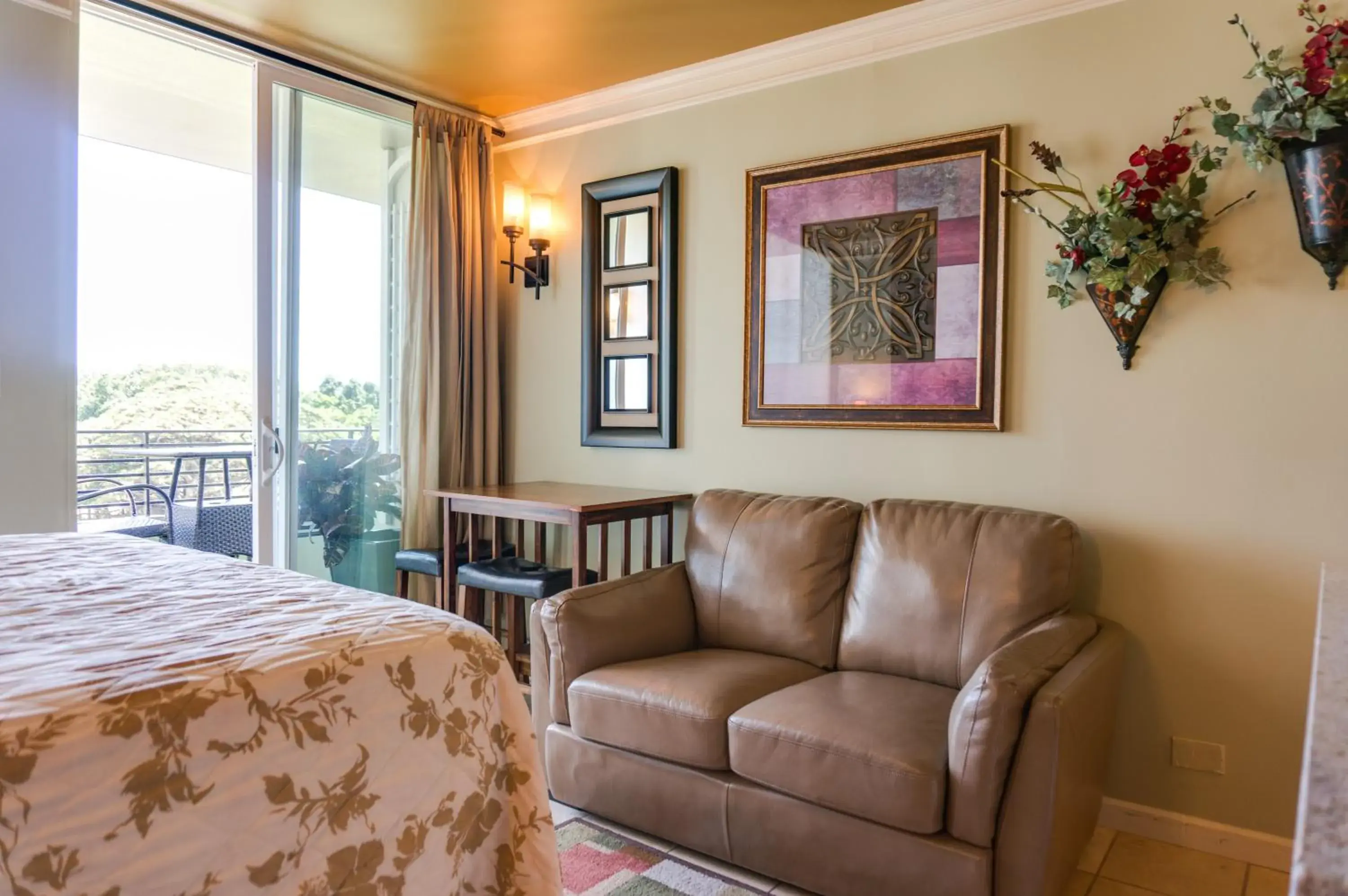 Seating area, Bed in Castle at Waikīkī Grand Seating area, Bed in Castle at Waikīkī Grand