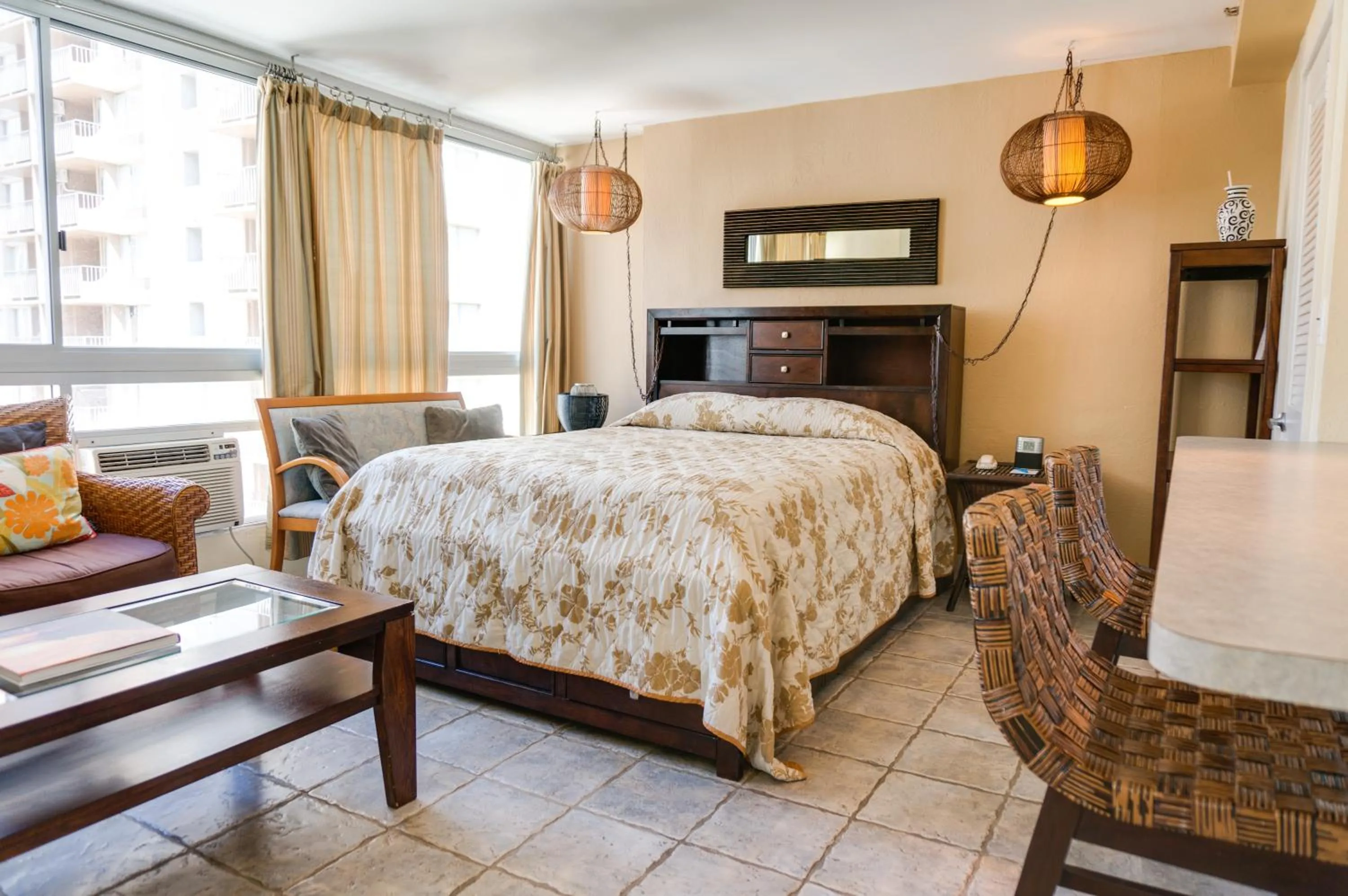 Photo of the whole room, Bed in Castle at Waikīkī Grand