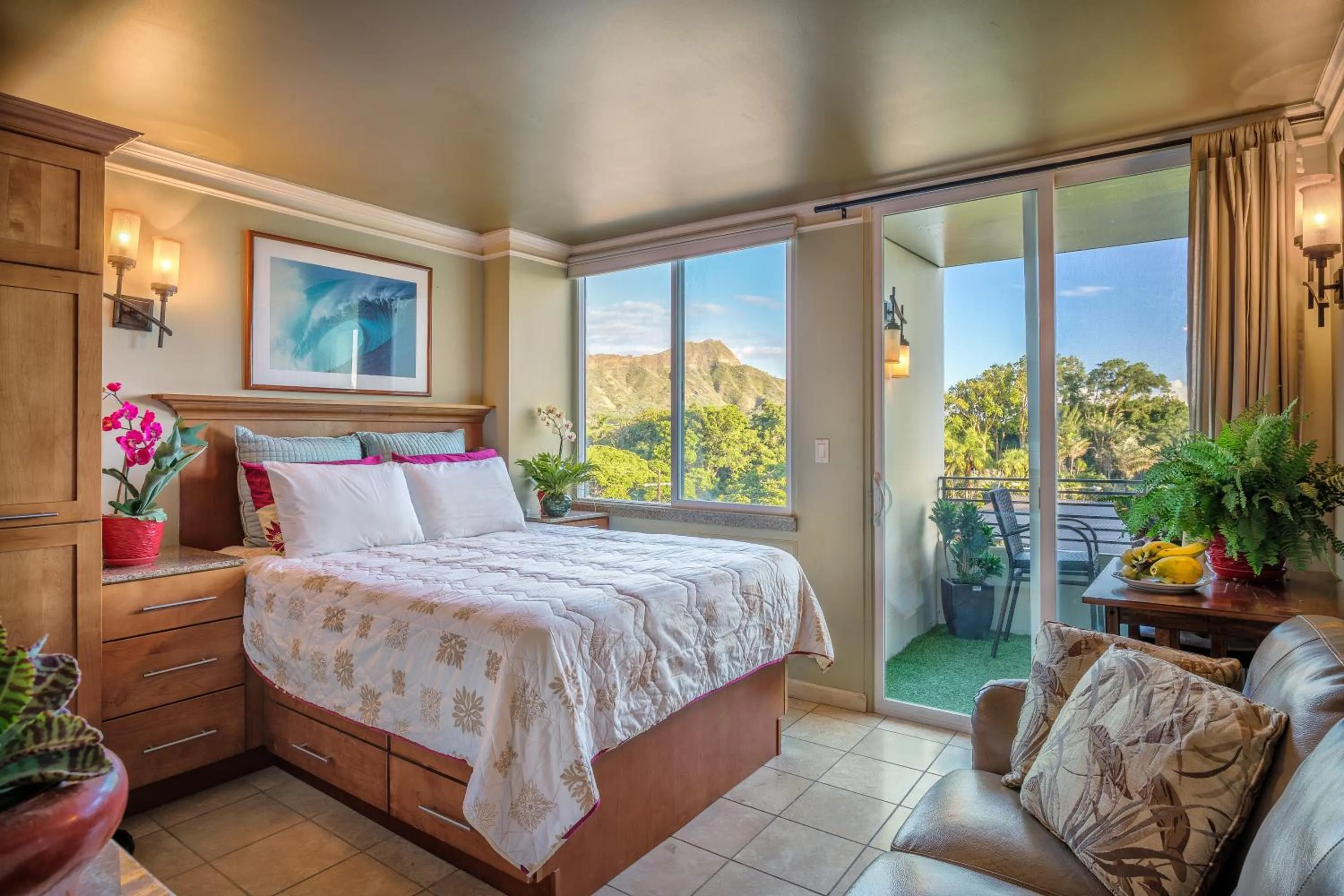 Bedroom, Bed in Castle at Waikīkī Grand