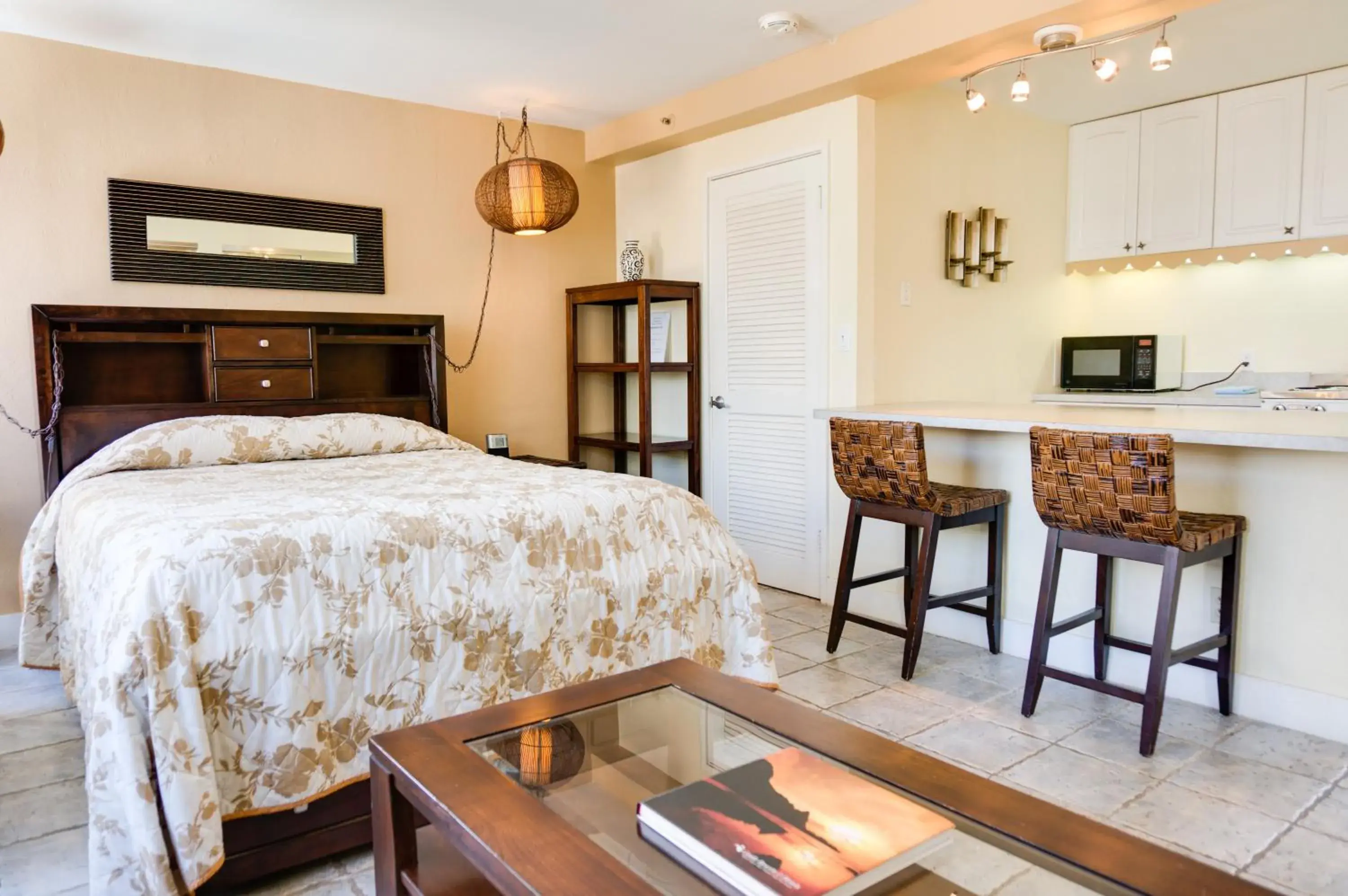 Photo of the whole room, Bed in Castle at Waikīkī Grand Photo of the whole room, Bed in Castle at Waikīkī Grand