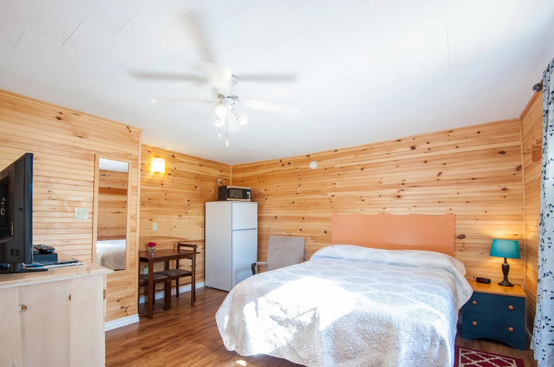 Dining area, Bed in Cavendish Lodge & Cottages