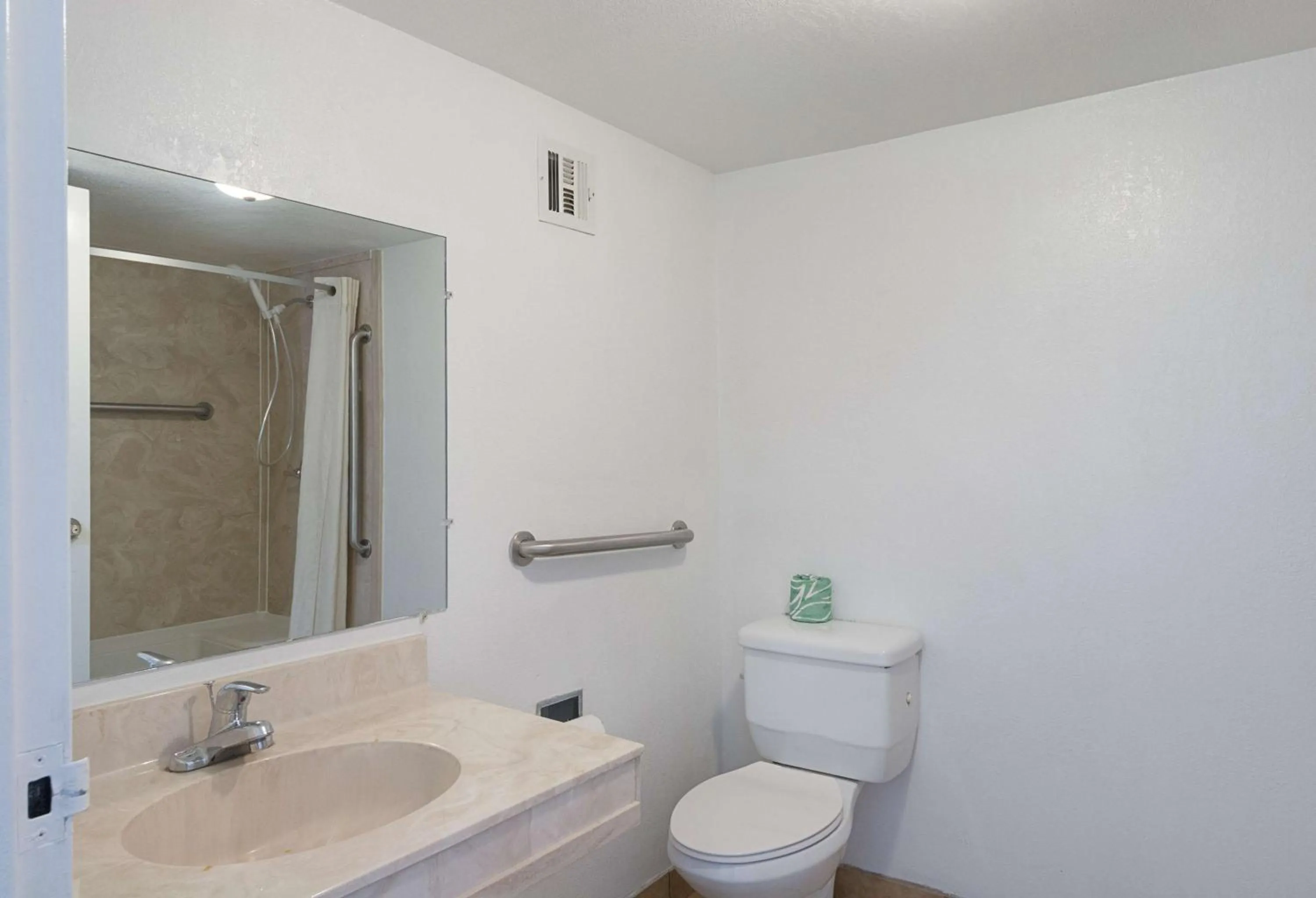 Photo of the whole room in Motel 6 San Antonio TX I10 West