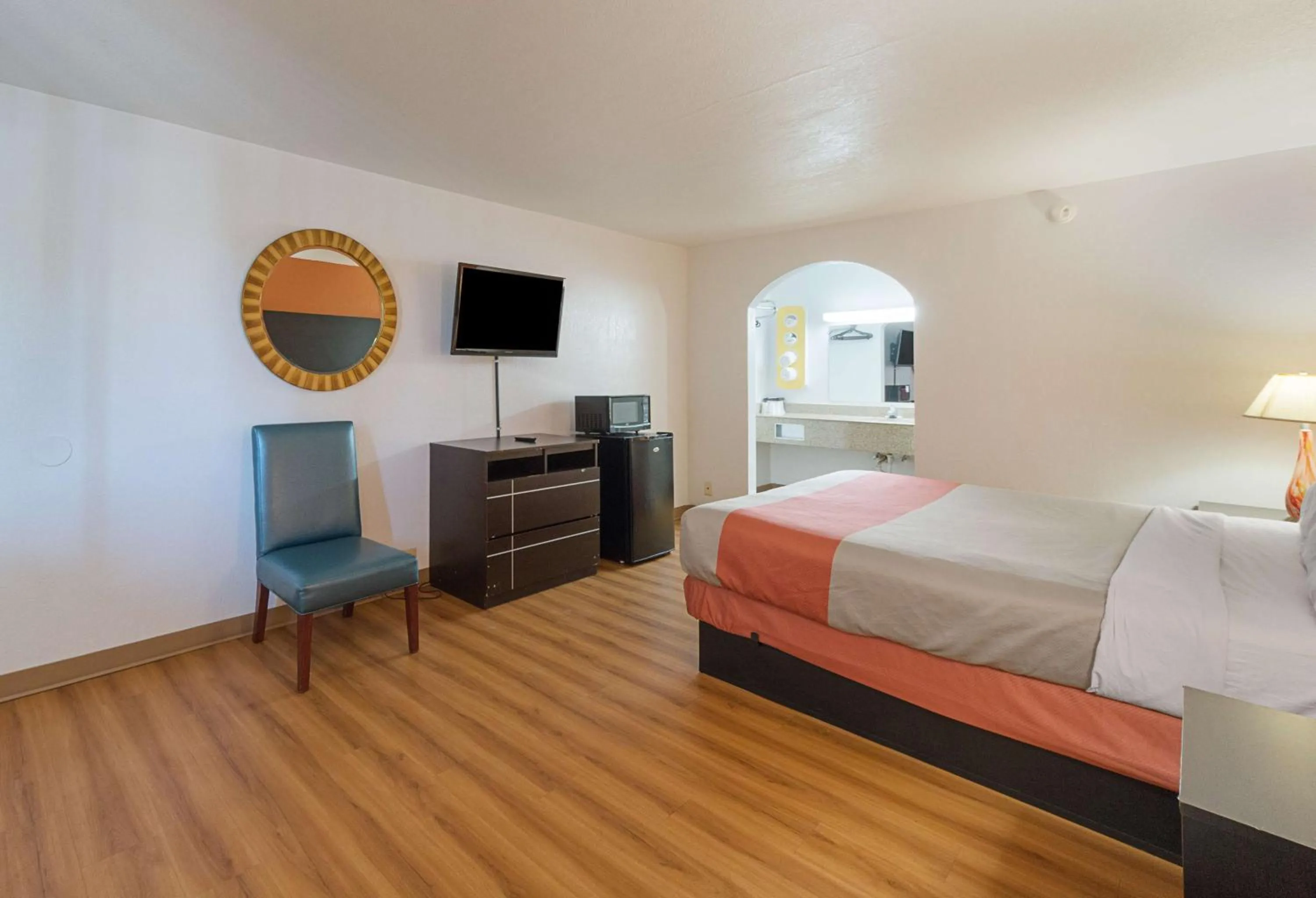 Photo of the whole room, Bed in Motel 6 San Antonio TX I10 West