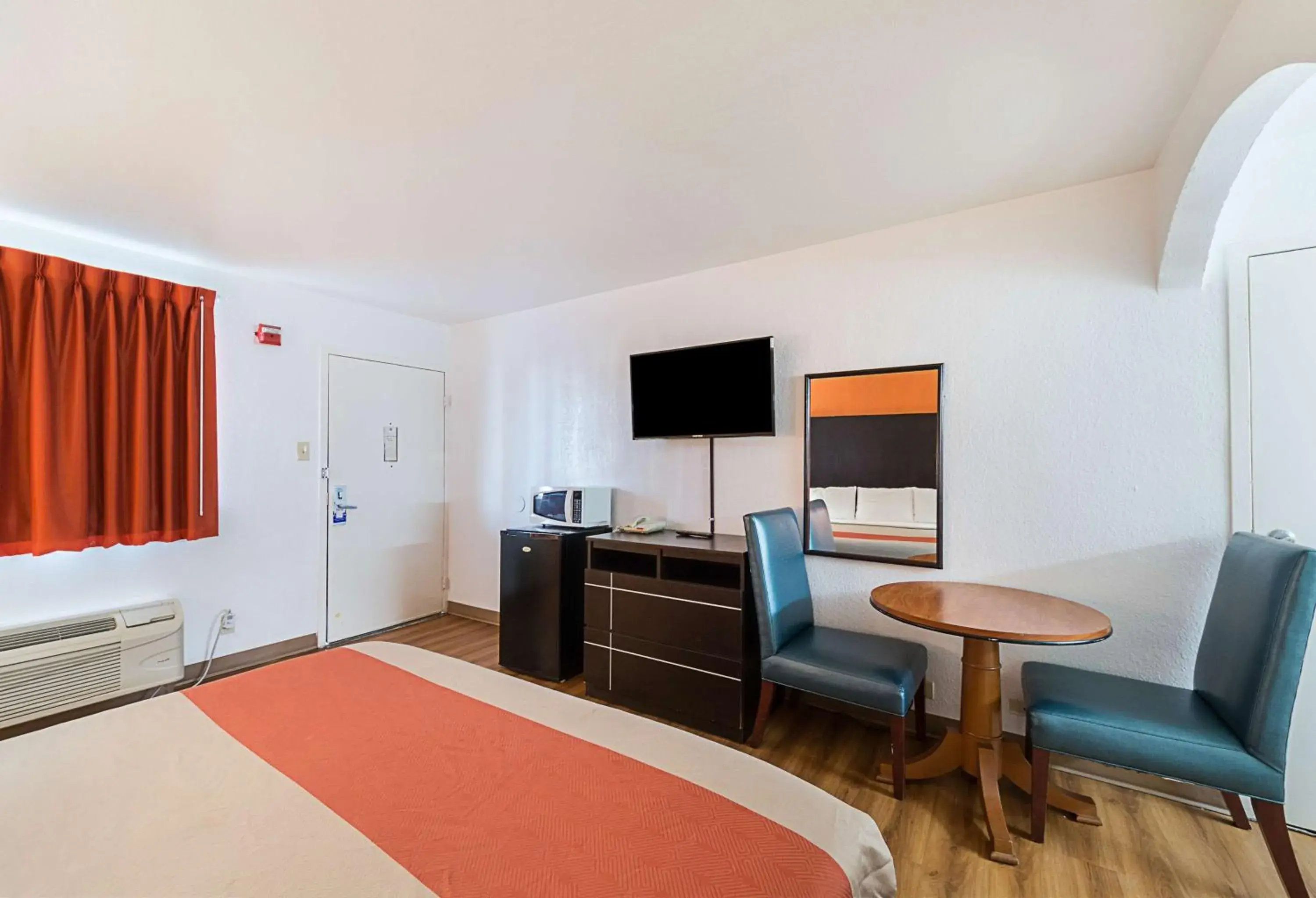 Photo of the whole room, Bed in Motel 6 San Antonio TX I10 West Photo of the whole room, Bed in Motel 6 San Antonio TX I10 West