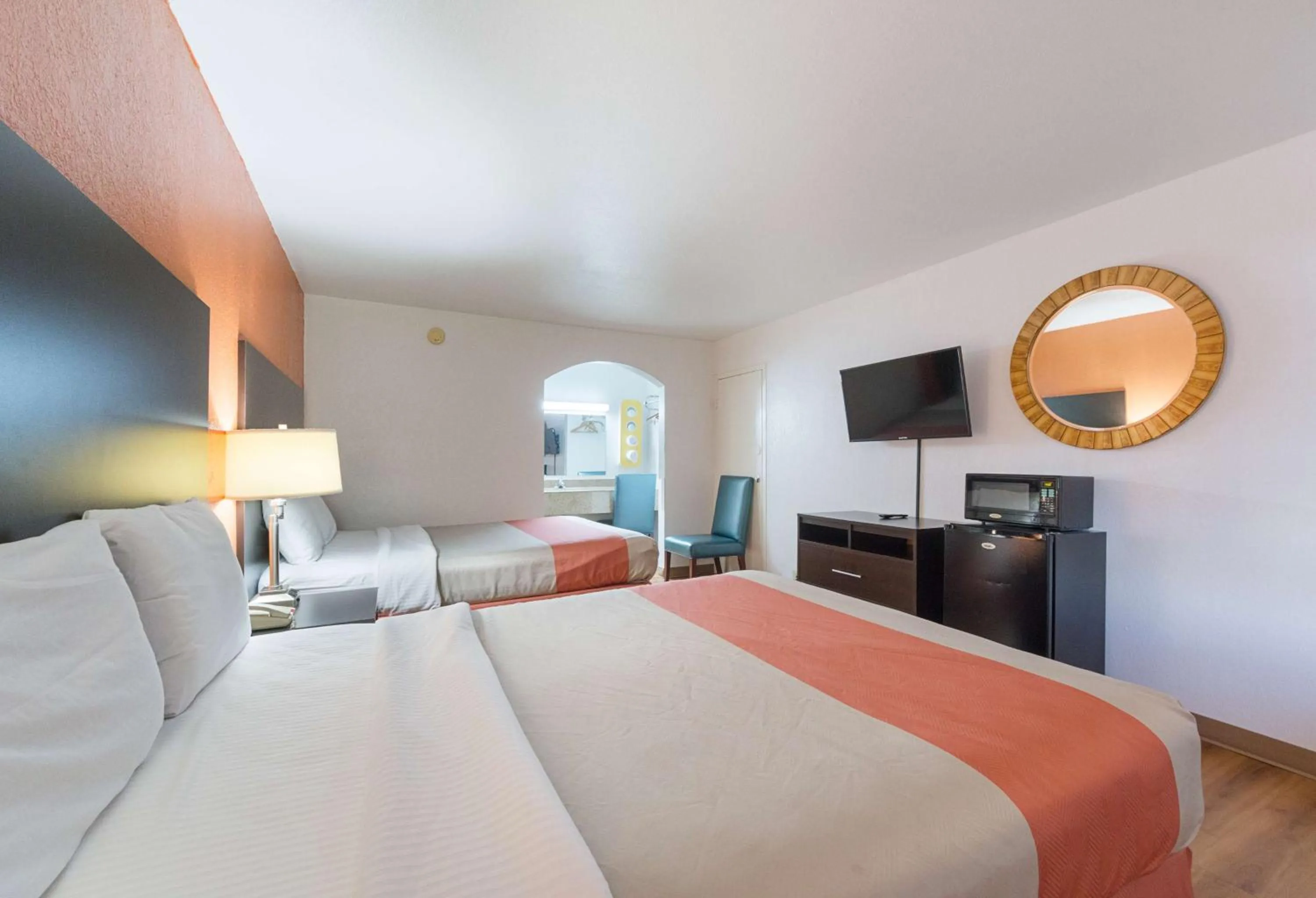 Photo of the whole room, Bed in Motel 6 San Antonio TX I10 West