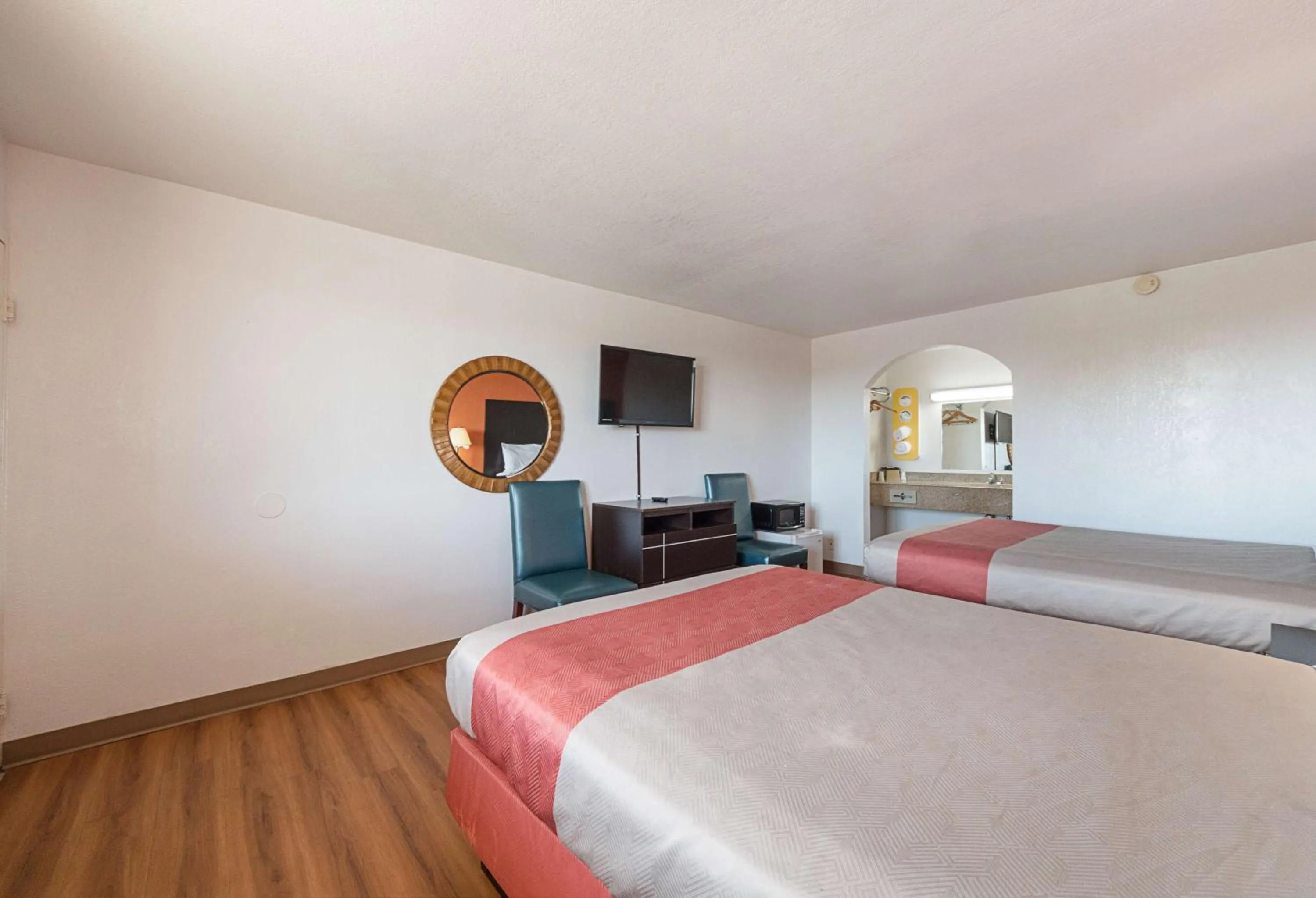 Photo of the whole room, Bed in Motel 6 San Antonio TX I10 West