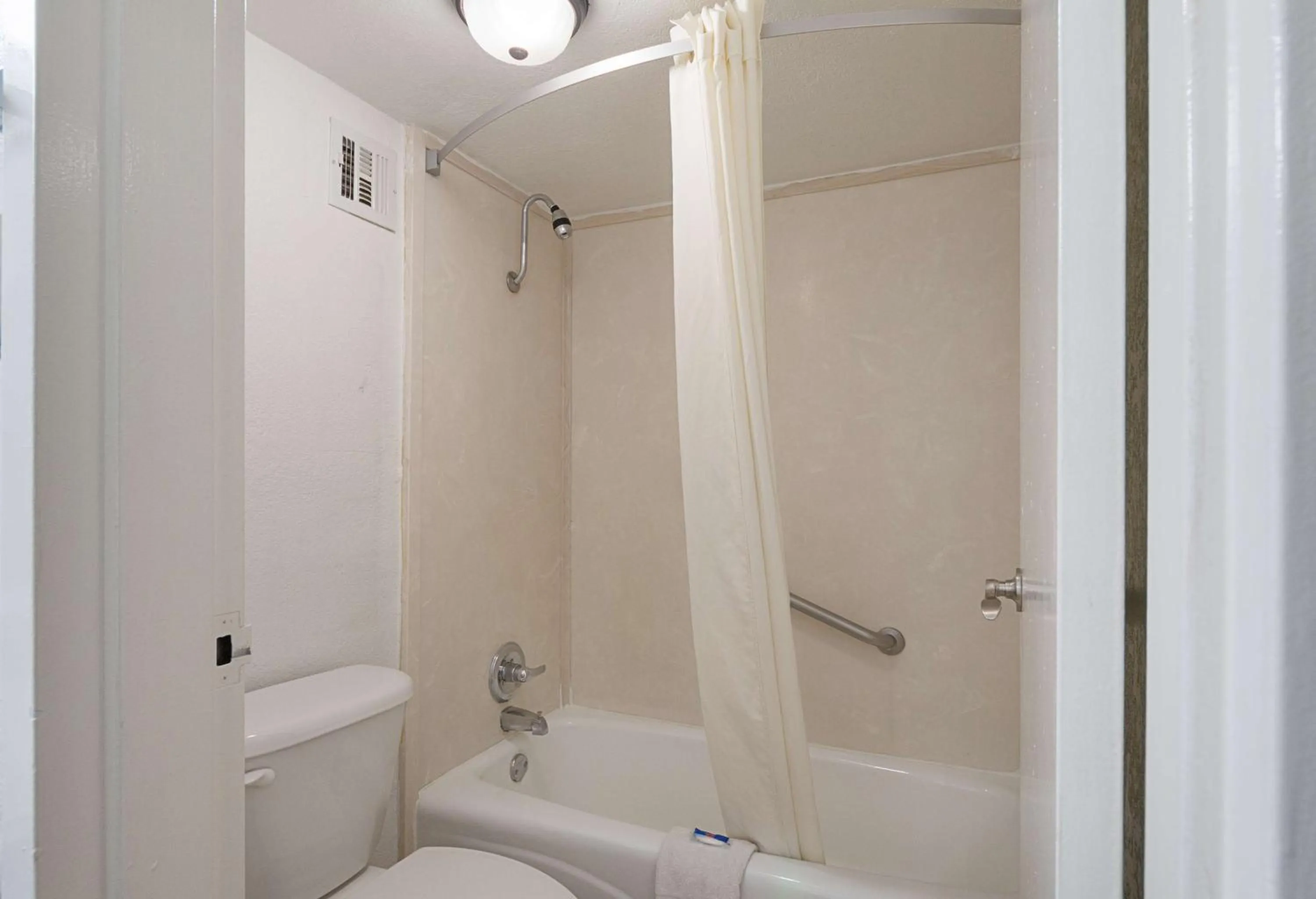 Photo of the whole room in Motel 6 San Antonio TX I10 West