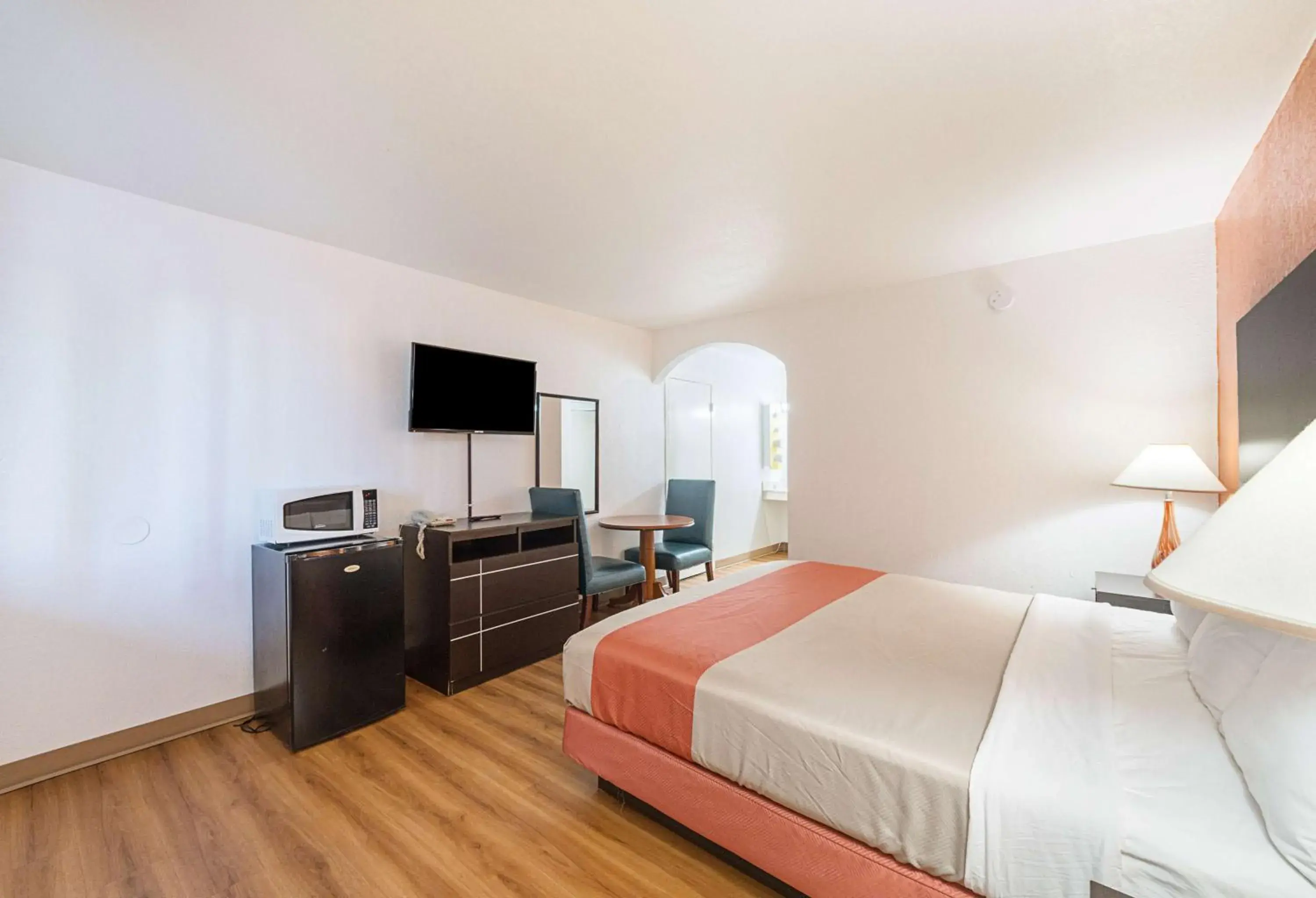 Photo of the whole room, Bed in Motel 6 San Antonio TX I10 West Photo of the whole room, Bed in Motel 6 San Antonio TX I10 West