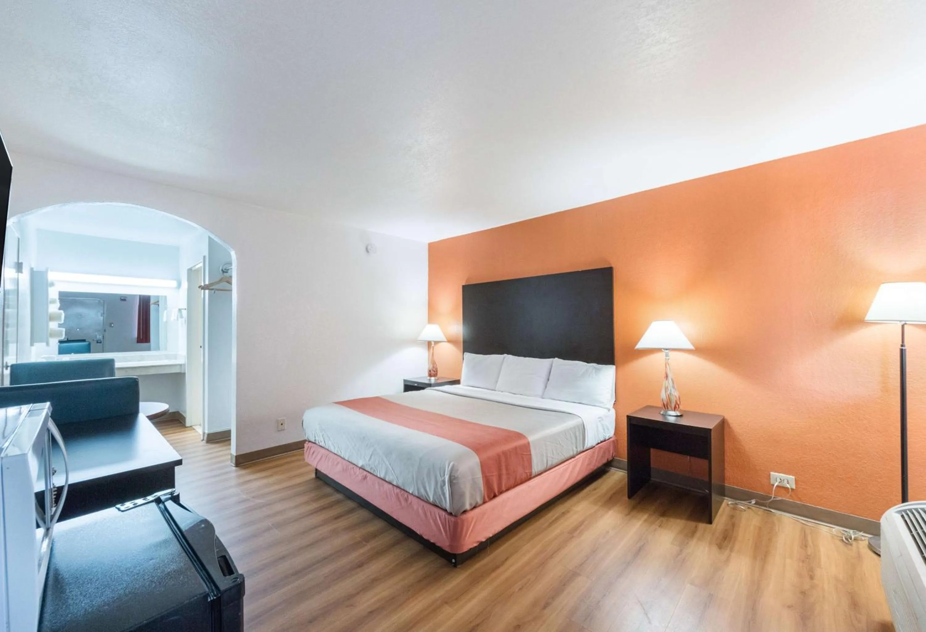 Photo of the whole room, Bed in Motel 6 San Antonio TX I10 West