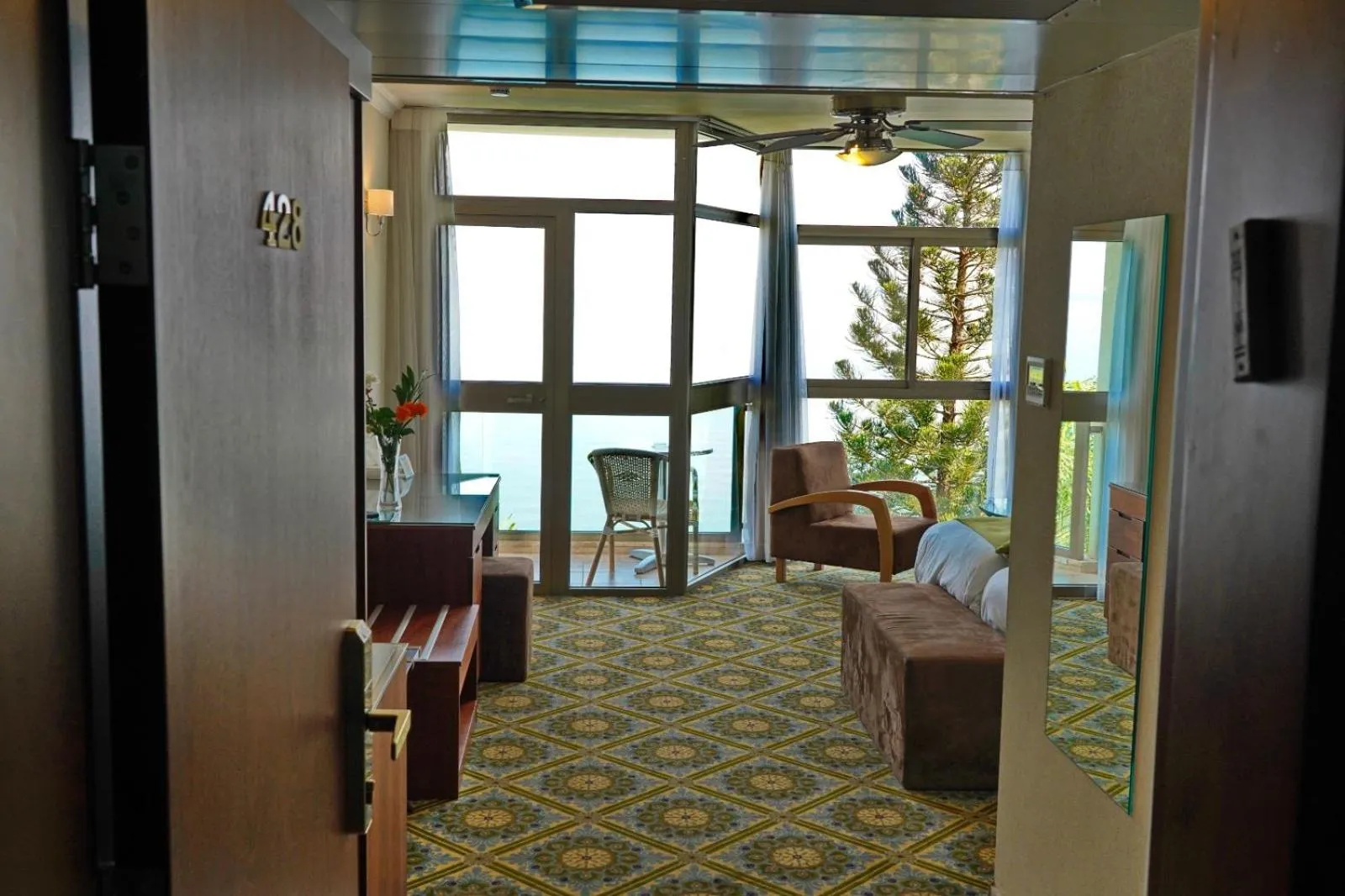 Ron Beach Hotel