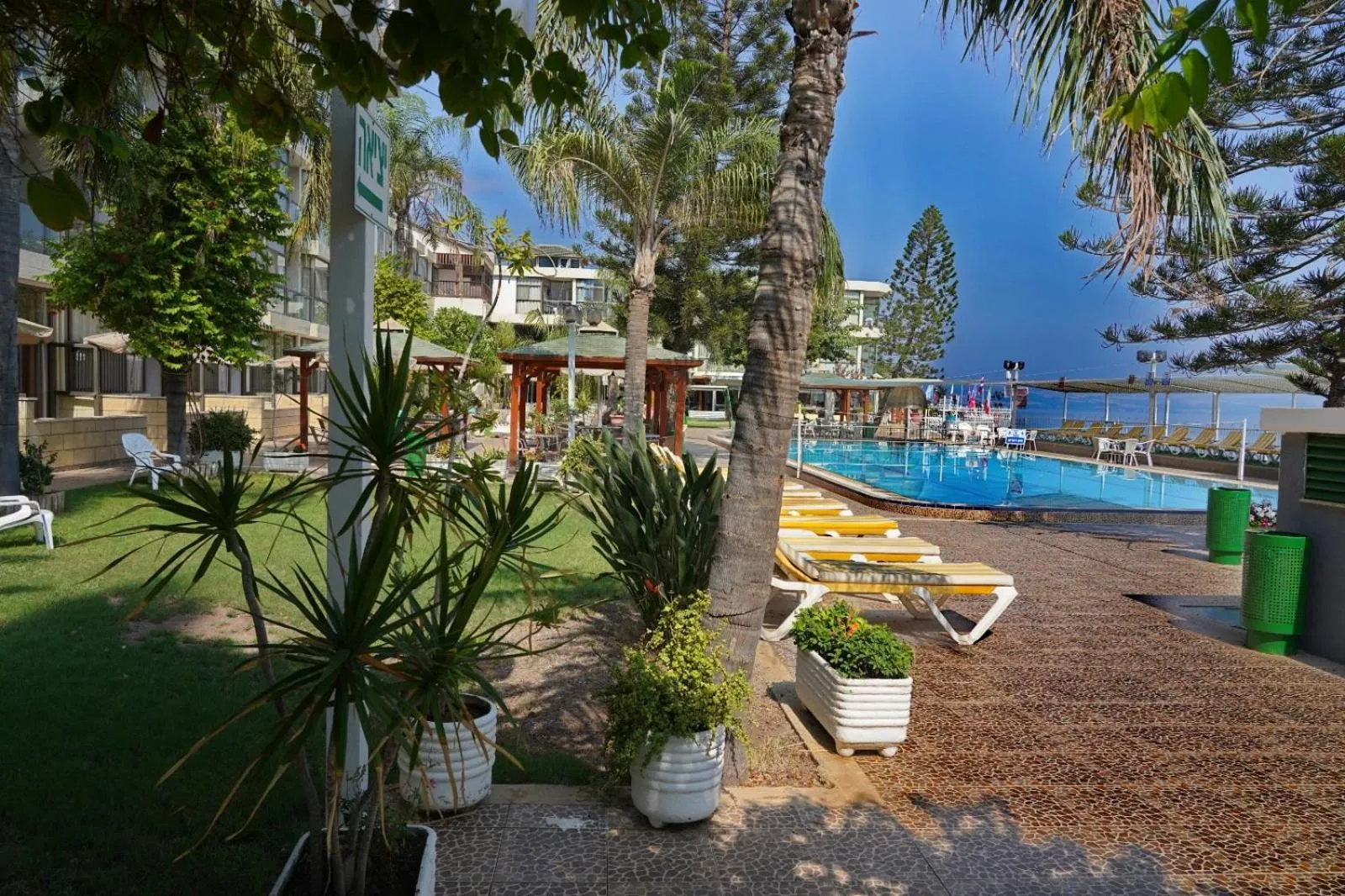 Ron Beach Hotel