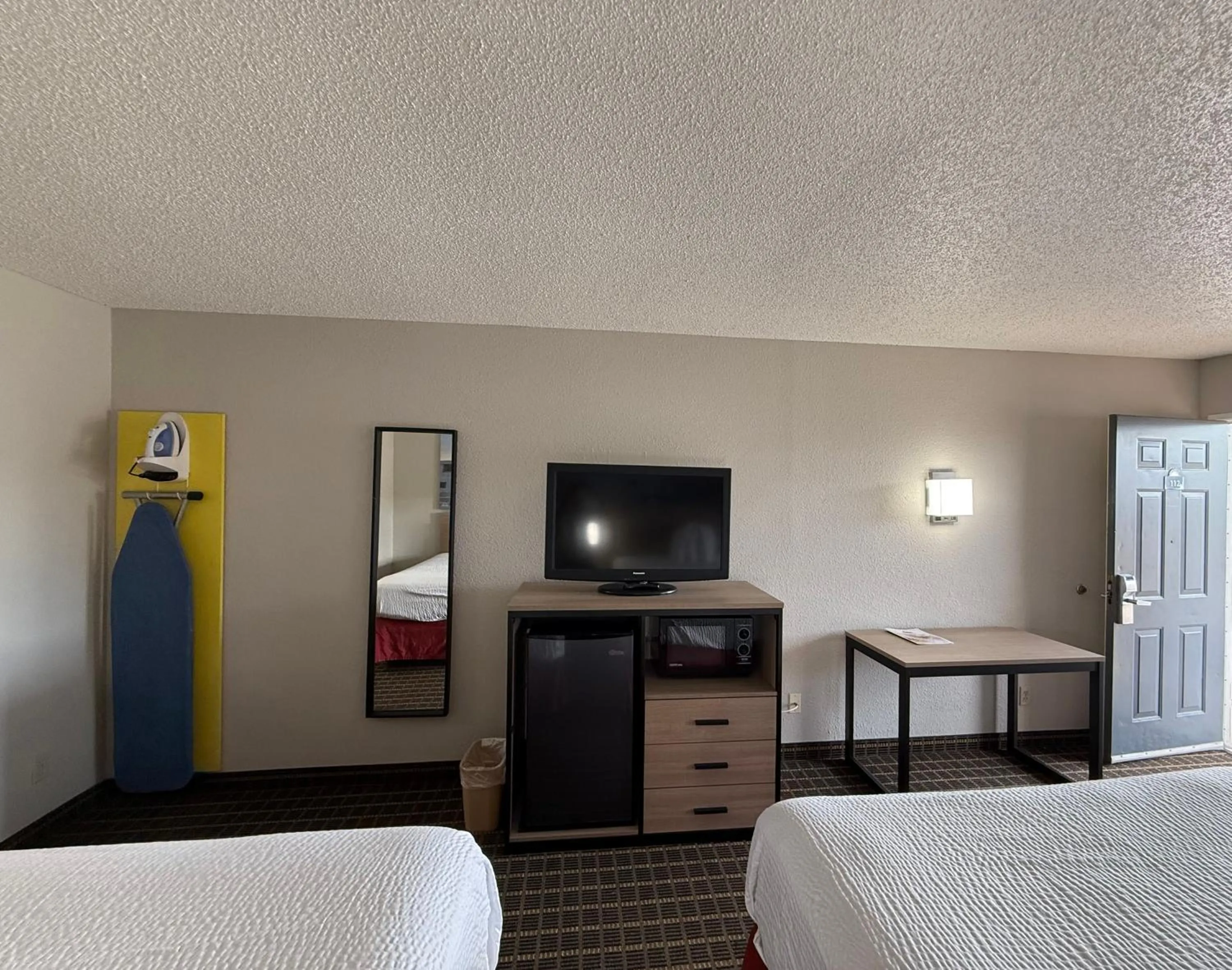 Bedroom, Bed in Days Inn by Wyndham San Antonio Interstate Hwy 35 North