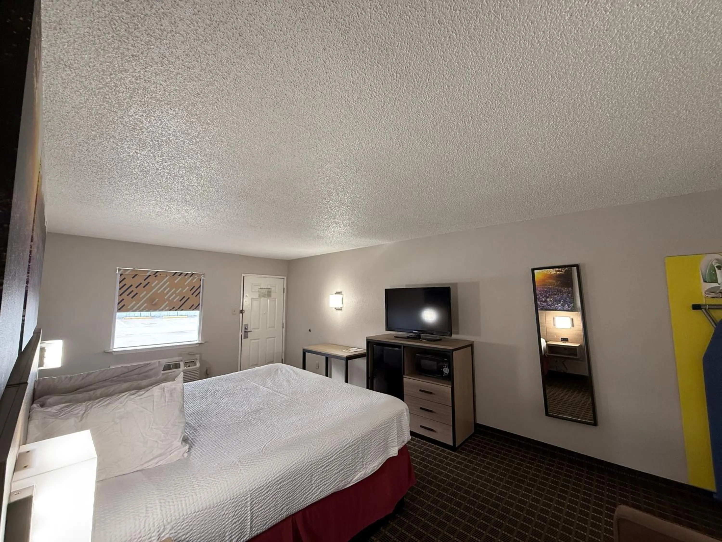Photo of the whole room, Bed in Days Inn by Wyndham San Antonio Interstate Hwy 35 North