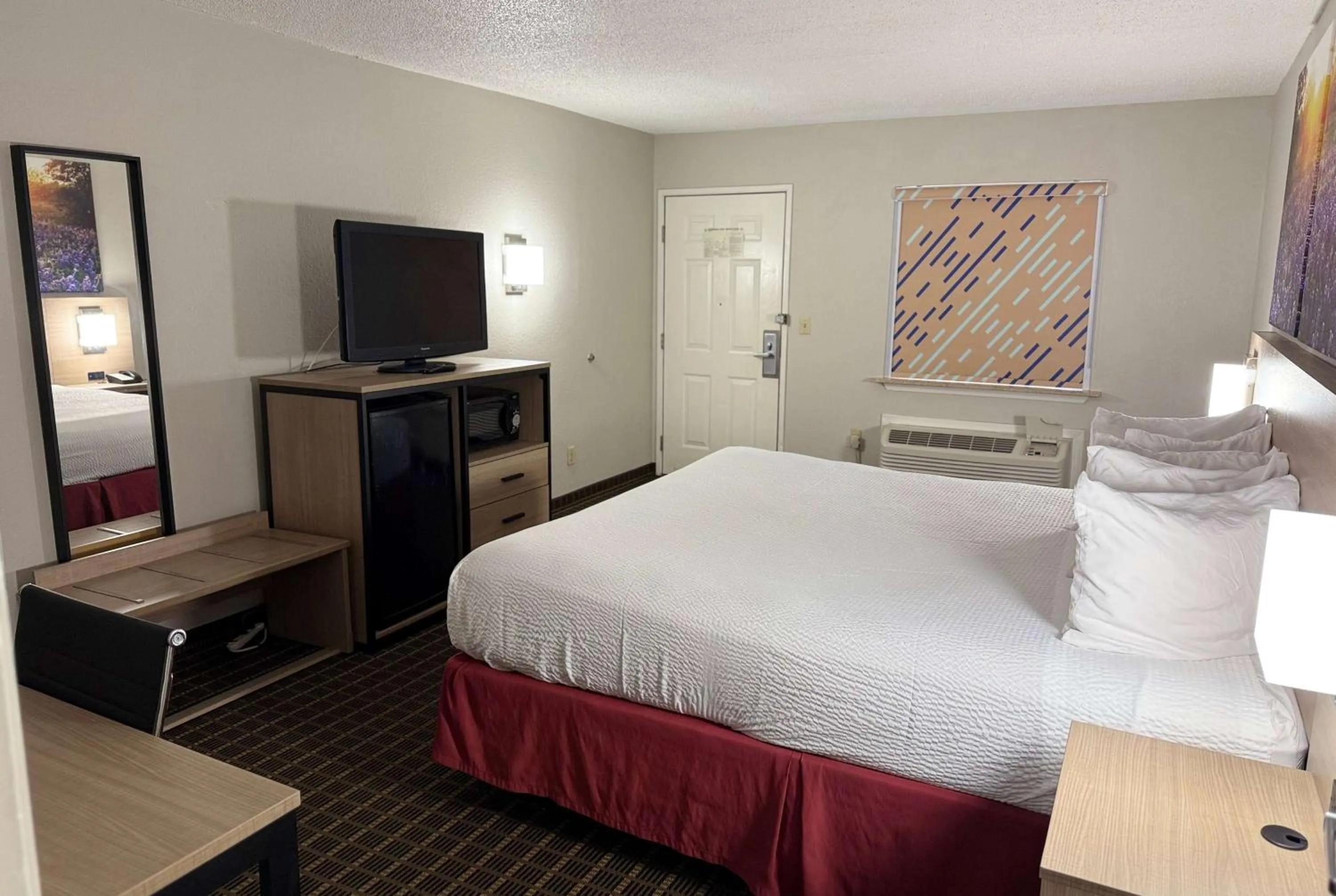 Photo of the whole room, Bed in Days Inn by Wyndham San Antonio Interstate Hwy 35 North