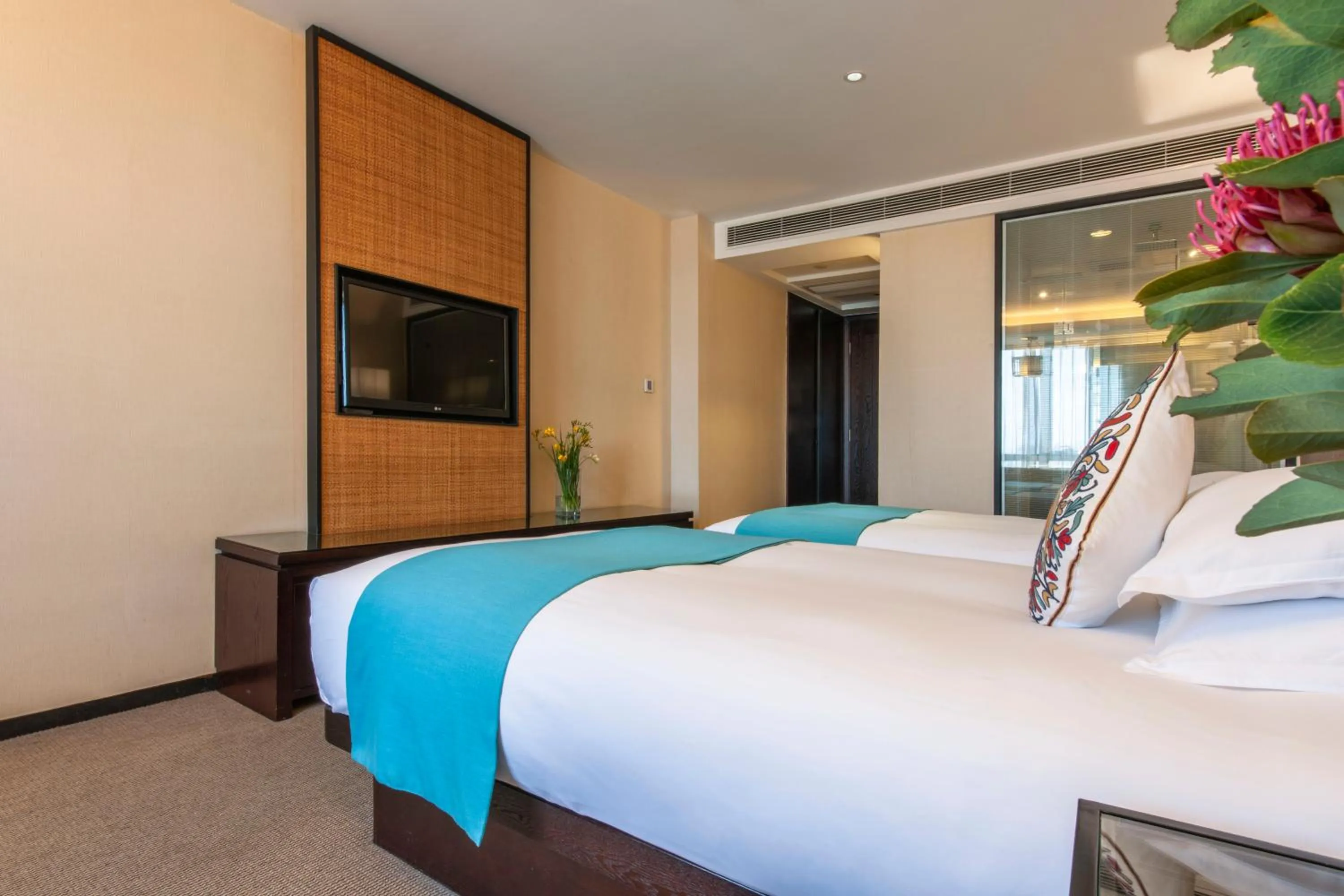 Communal lounge/ TV room, Bed in SSAW Boutique Hotel Hefei Intime Centre