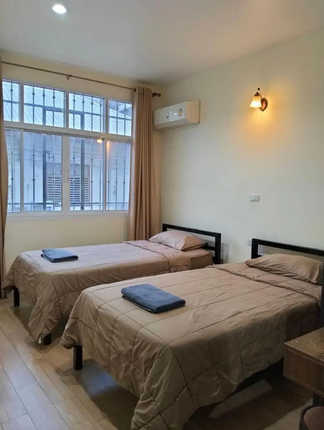 Deluxe Twin Room with Share Bathroom in Mangkon Hostel Deluxe Twin Room with Share Bathroom in Mangkon Hostel