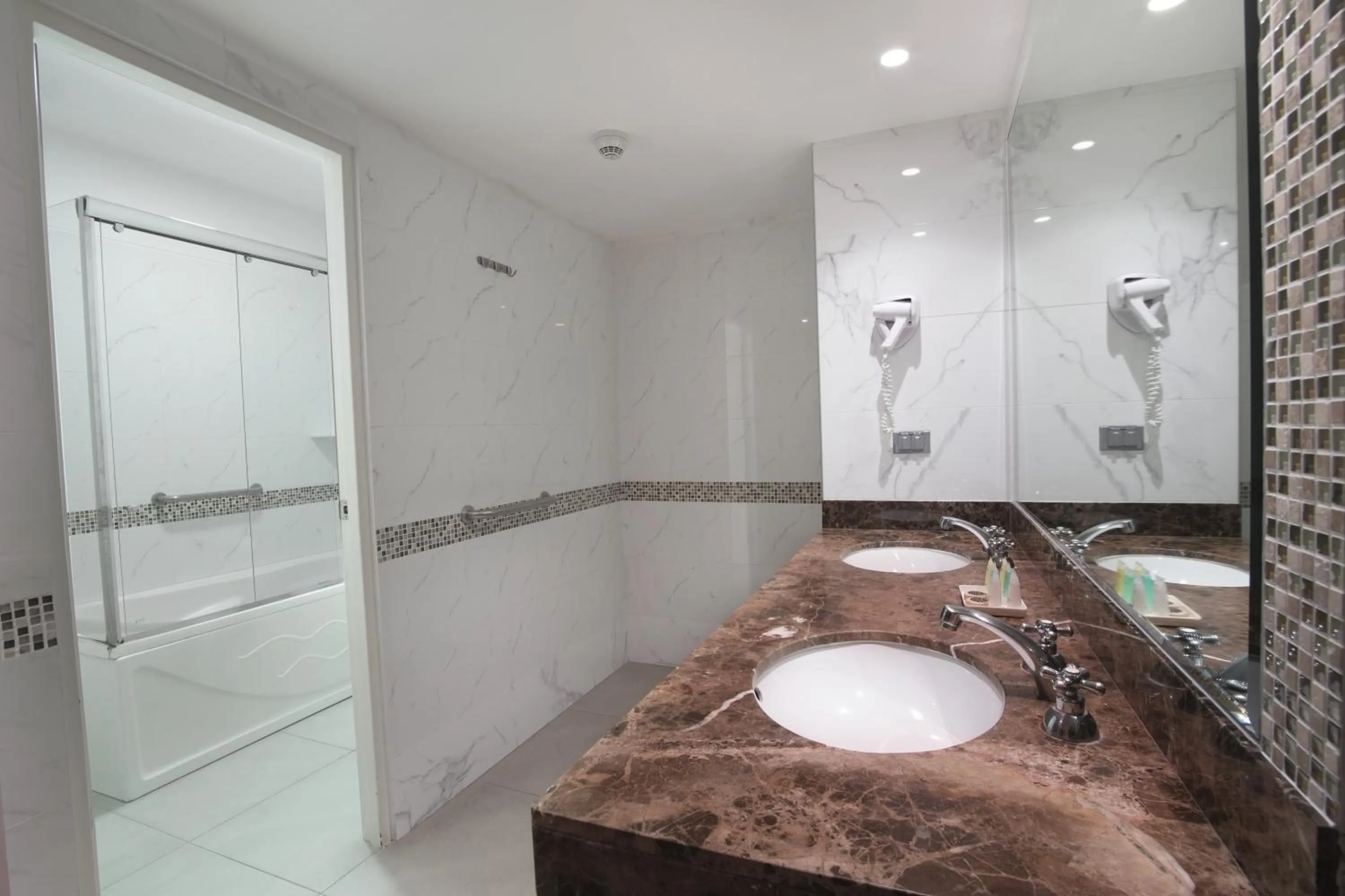 Bathroom in Hotel Britania Crystal Collection