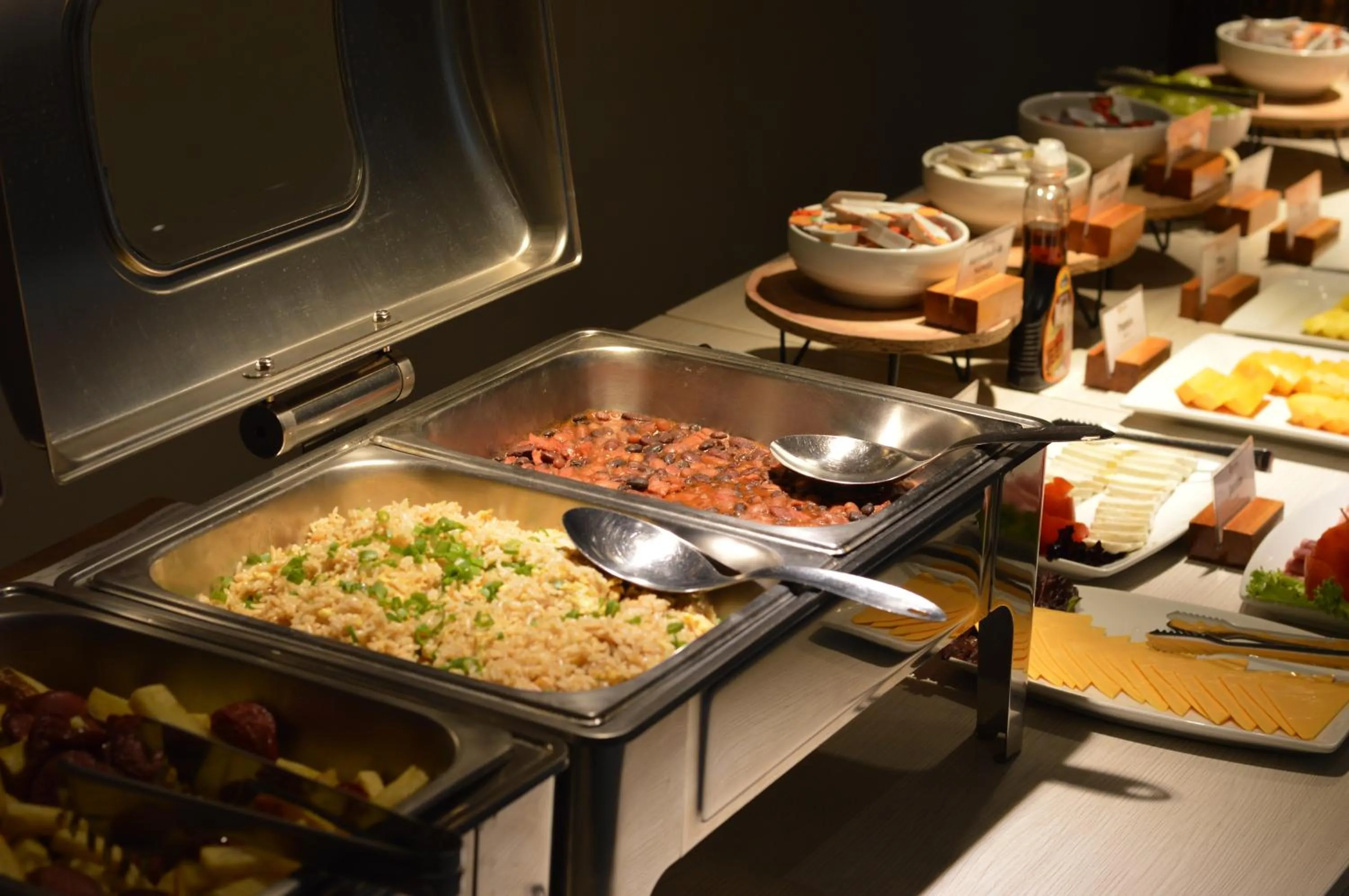 Restaurant/places to eat in Hotel Britania Crystal Collection