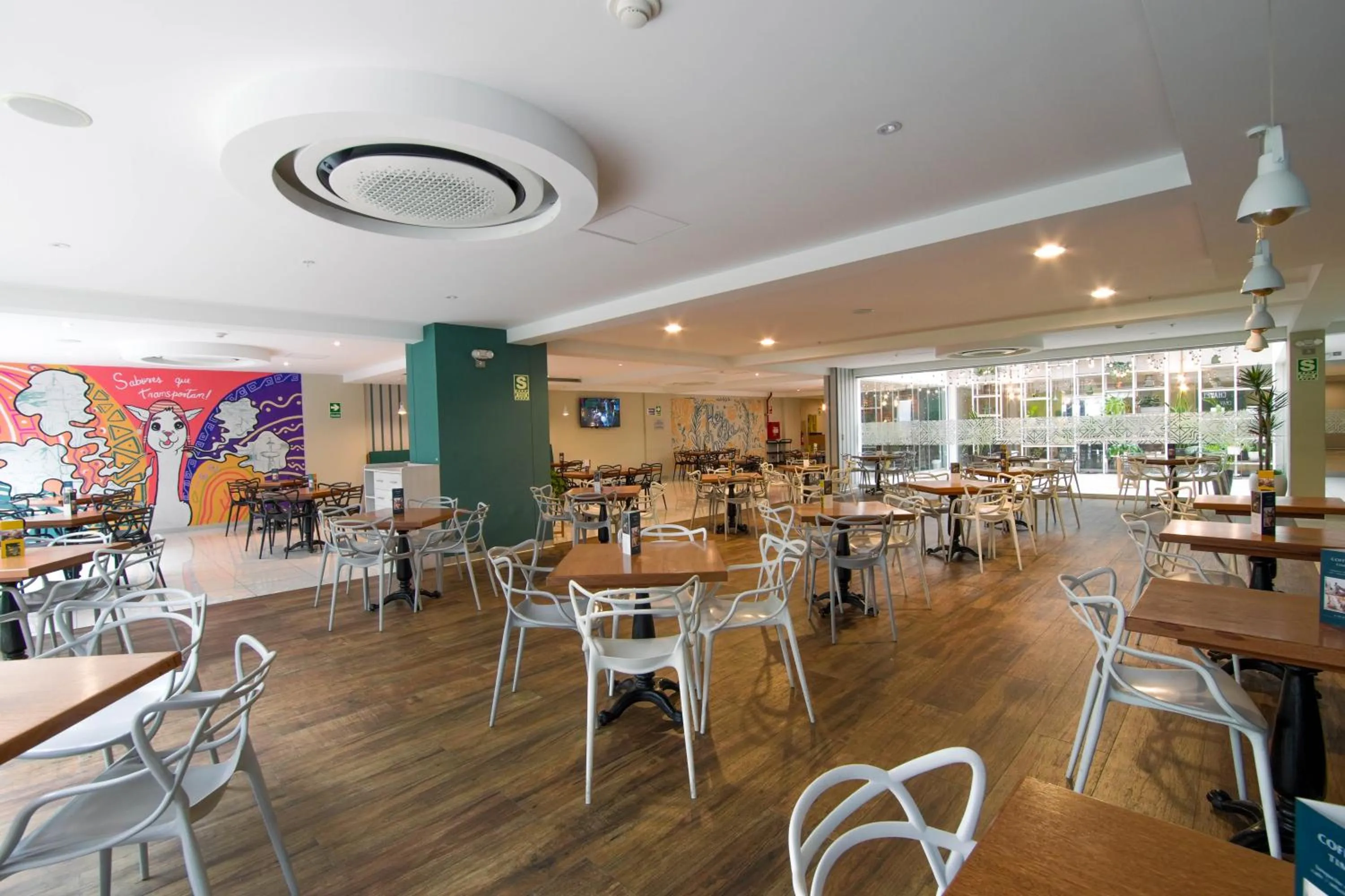 Restaurant/places to eat in Hotel Britania Crystal Collection