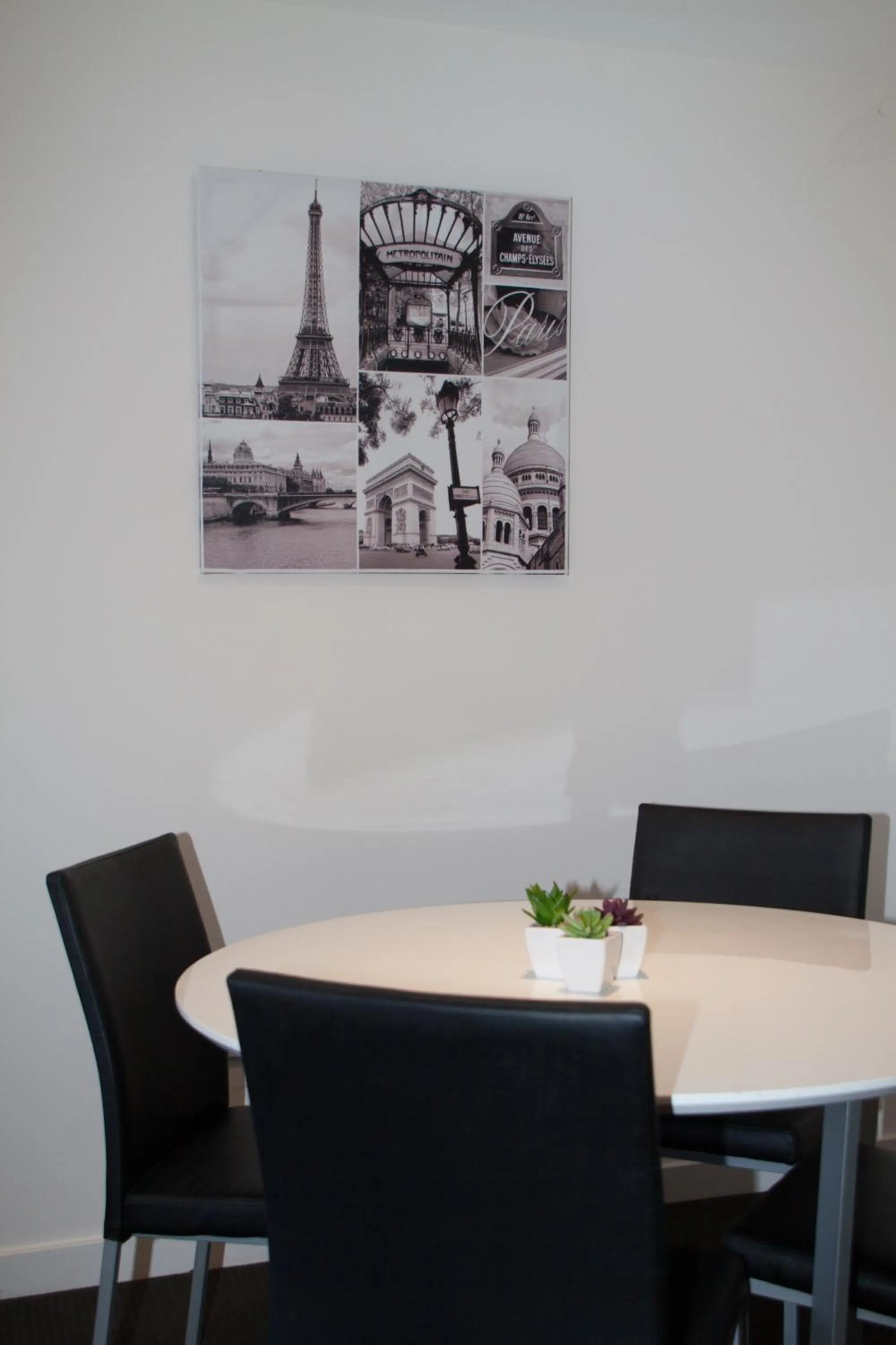 Dining area in Icon on Isa