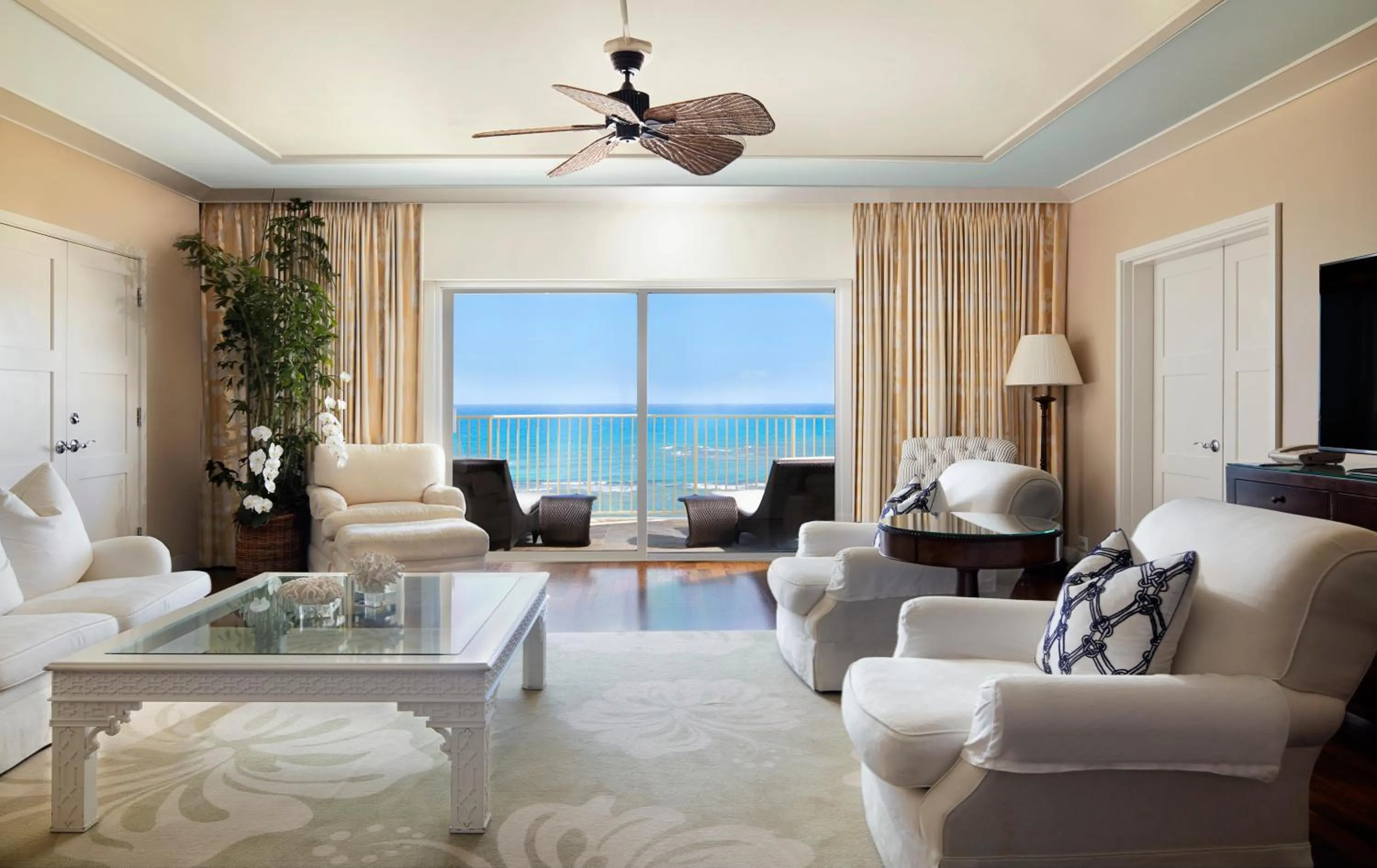 Living room in The Kahala Hotel and Resort