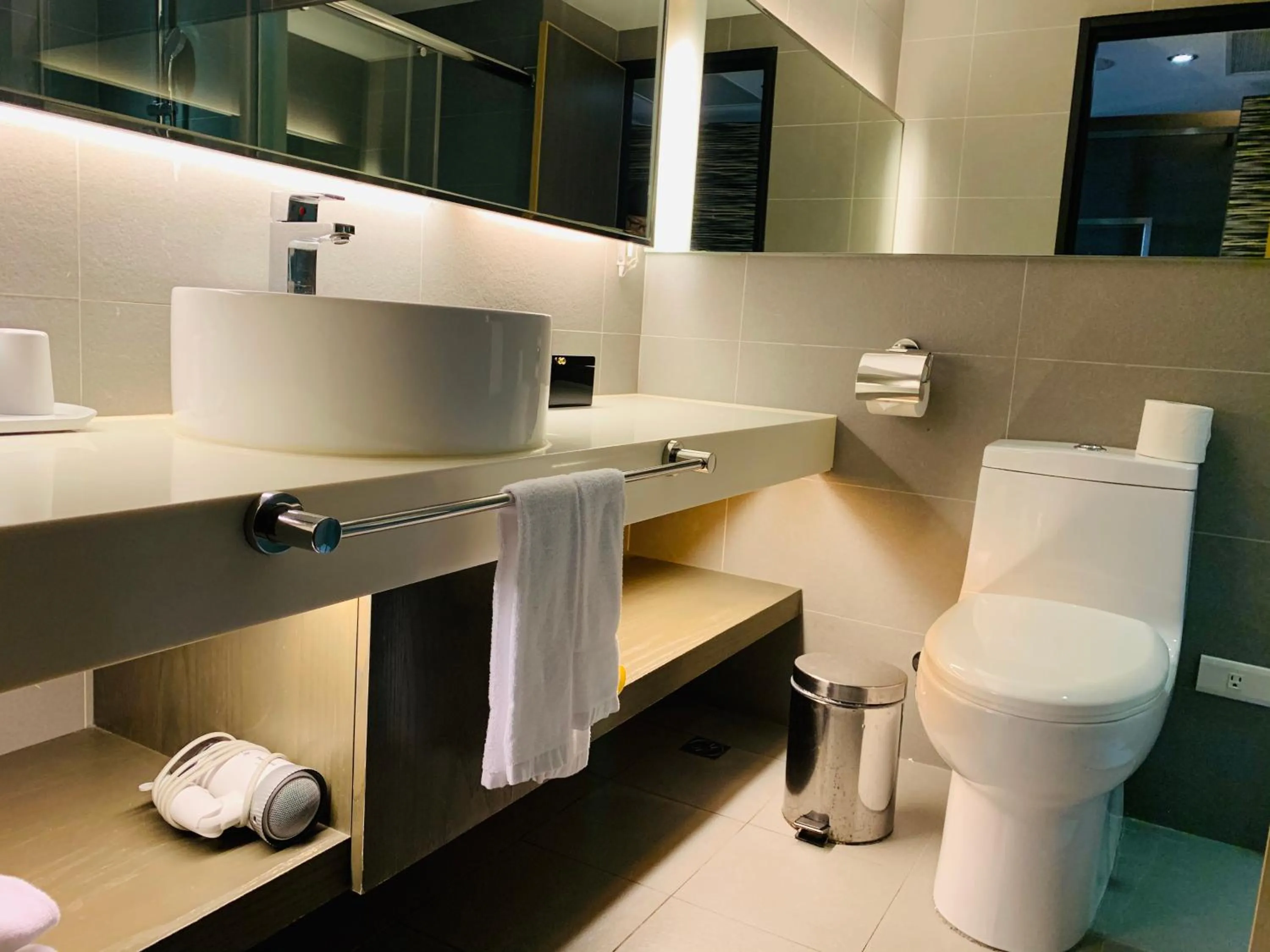 Toilet in Ramada Encore By Wyndham Hualien