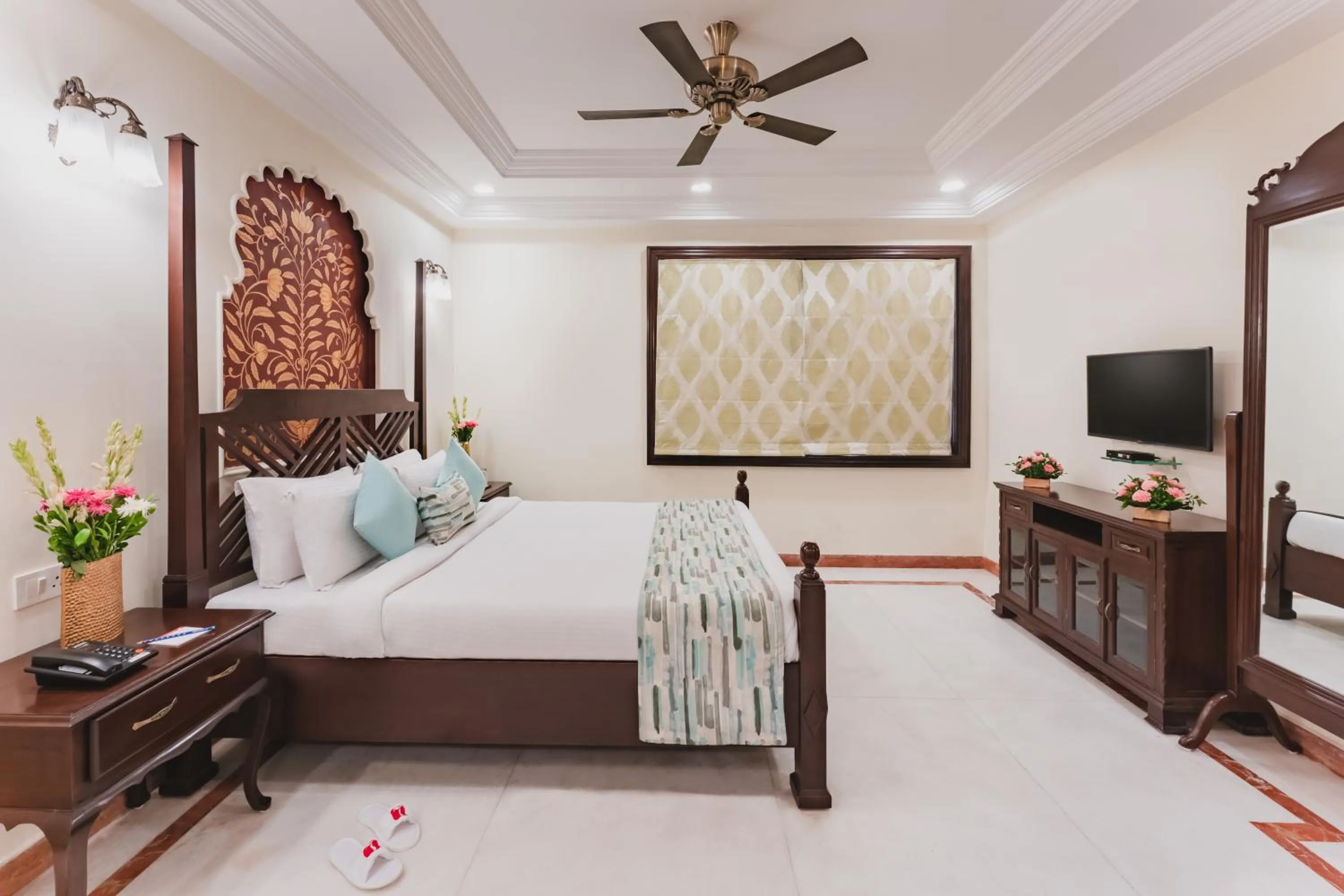 Bedroom, Bed in Shree Vallabh Vilas Lords Plaza Nathdwara - Pure Veg