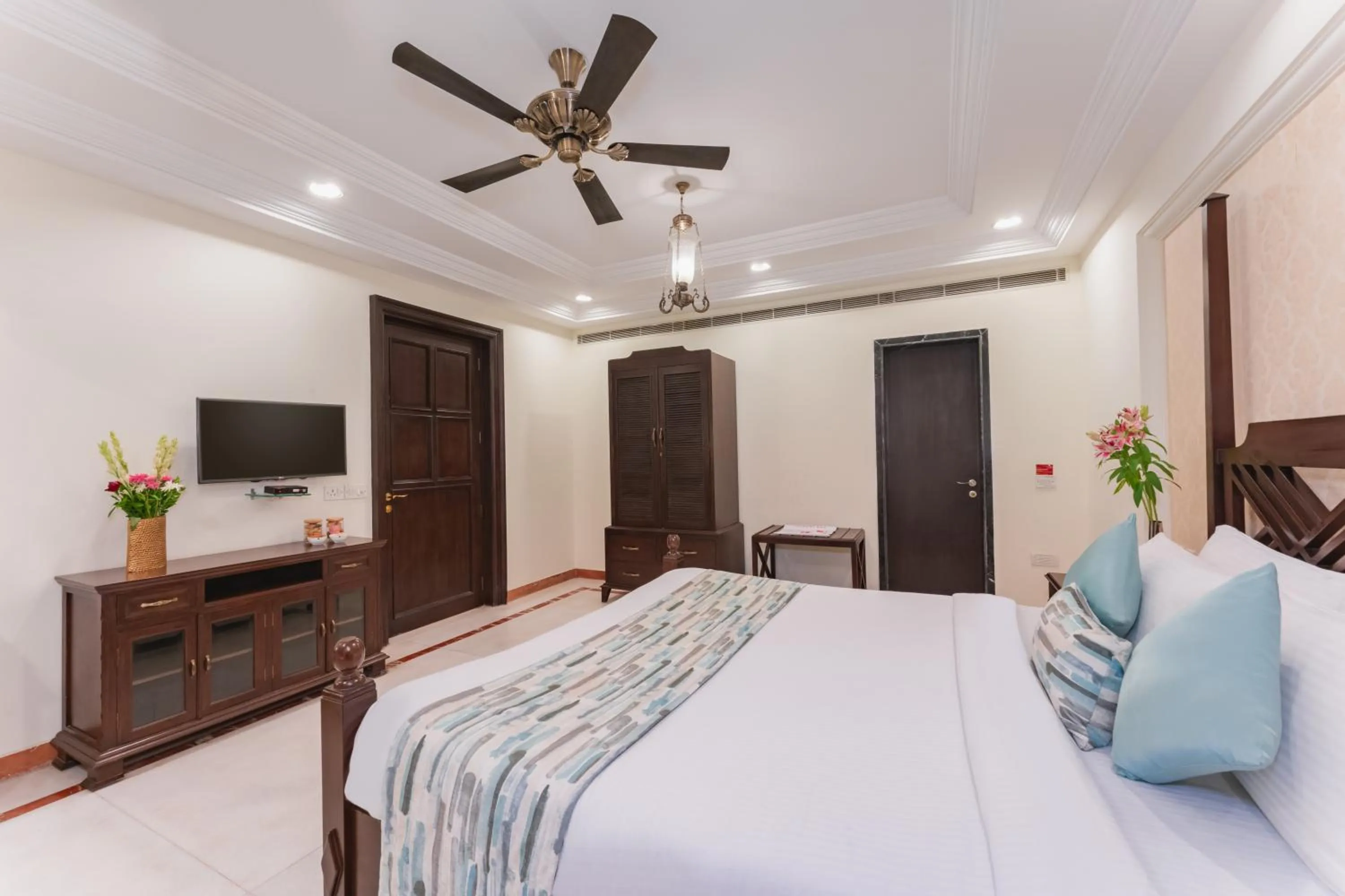 Bedroom, Bed in Shree Vallabh Vilas Lords Plaza Nathdwara - Pure Veg