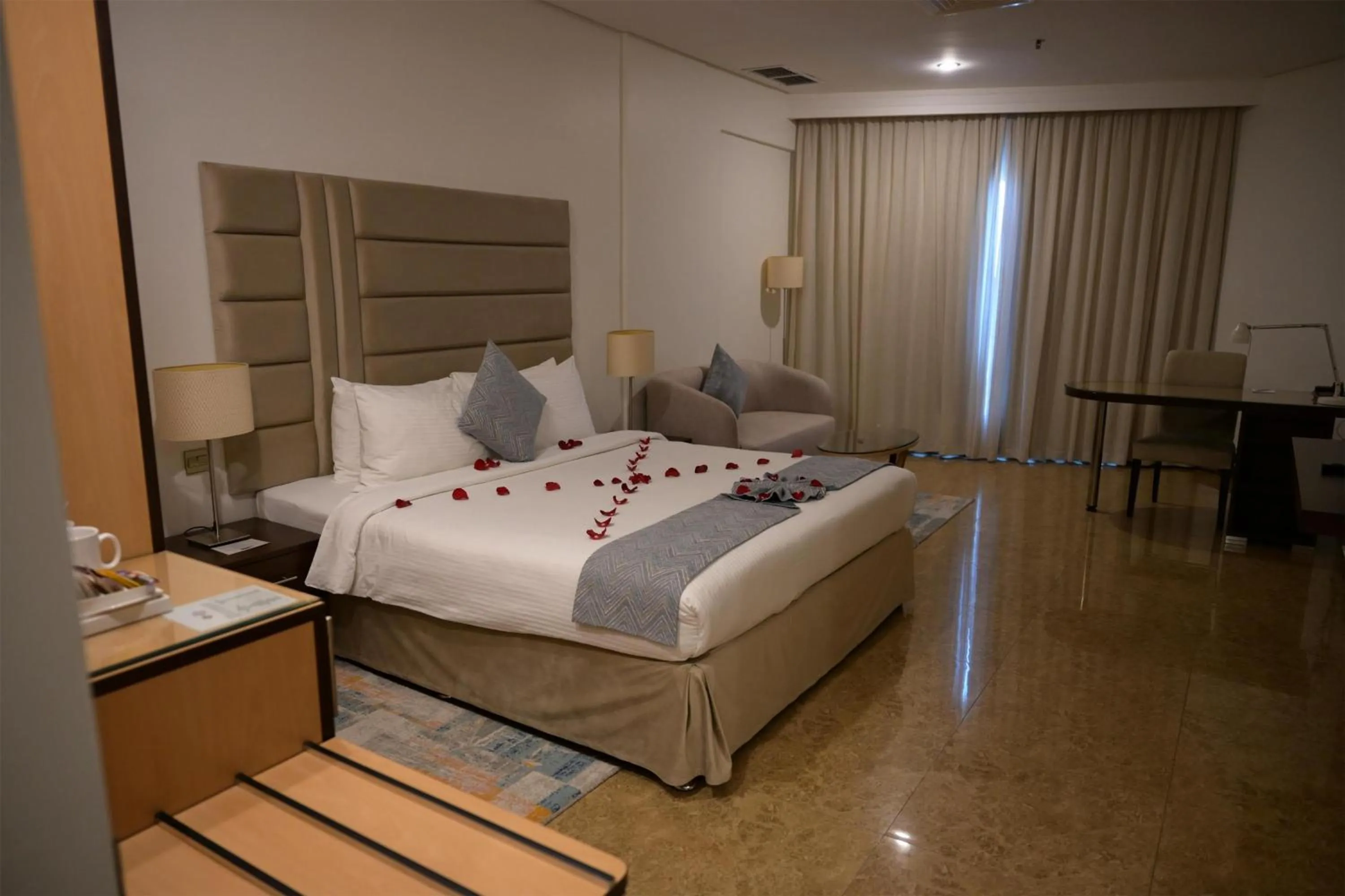 Bedroom, Bed in Best Western Plus Mahboula