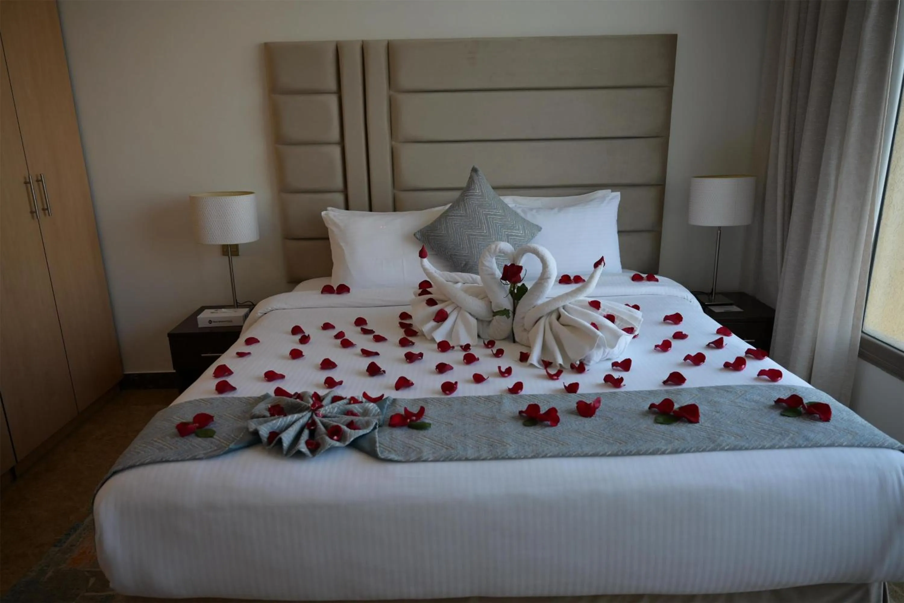 Bedroom, Bed in Best Western Plus Mahboula