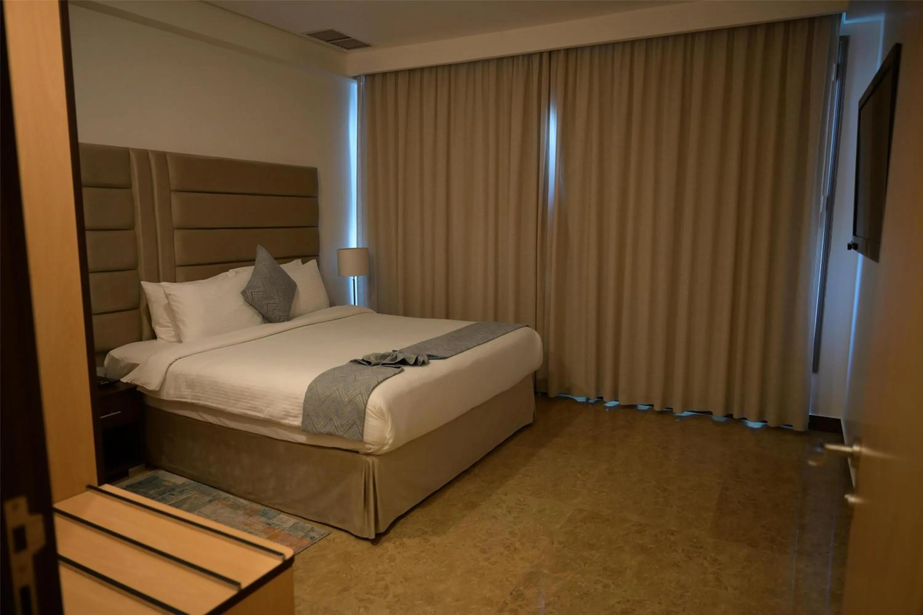 Kitchen or kitchenette, Bed in Best Western Plus Mahboula