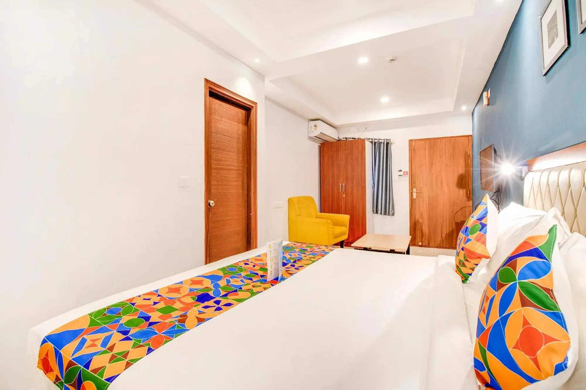 TV and multimedia, Bed in Hotel The Sun Suites - Yelahanka TV and multimedia, Bed in Hotel The Sun Suites - Yelahanka