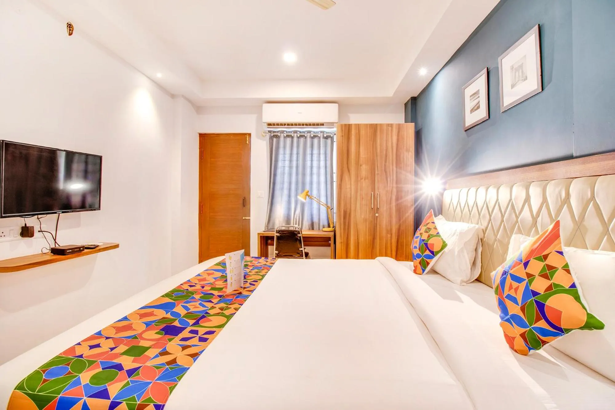 TV and multimedia, Bed in Hotel The Sun Suites - Yelahanka