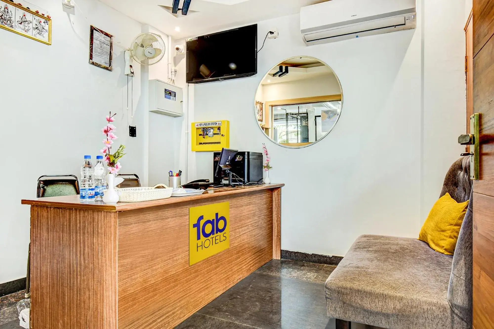 Lobby or reception in FabHotel The Sun Suites - Yelahanka Lobby or reception in FabHotel The Sun Suites - Yelahanka