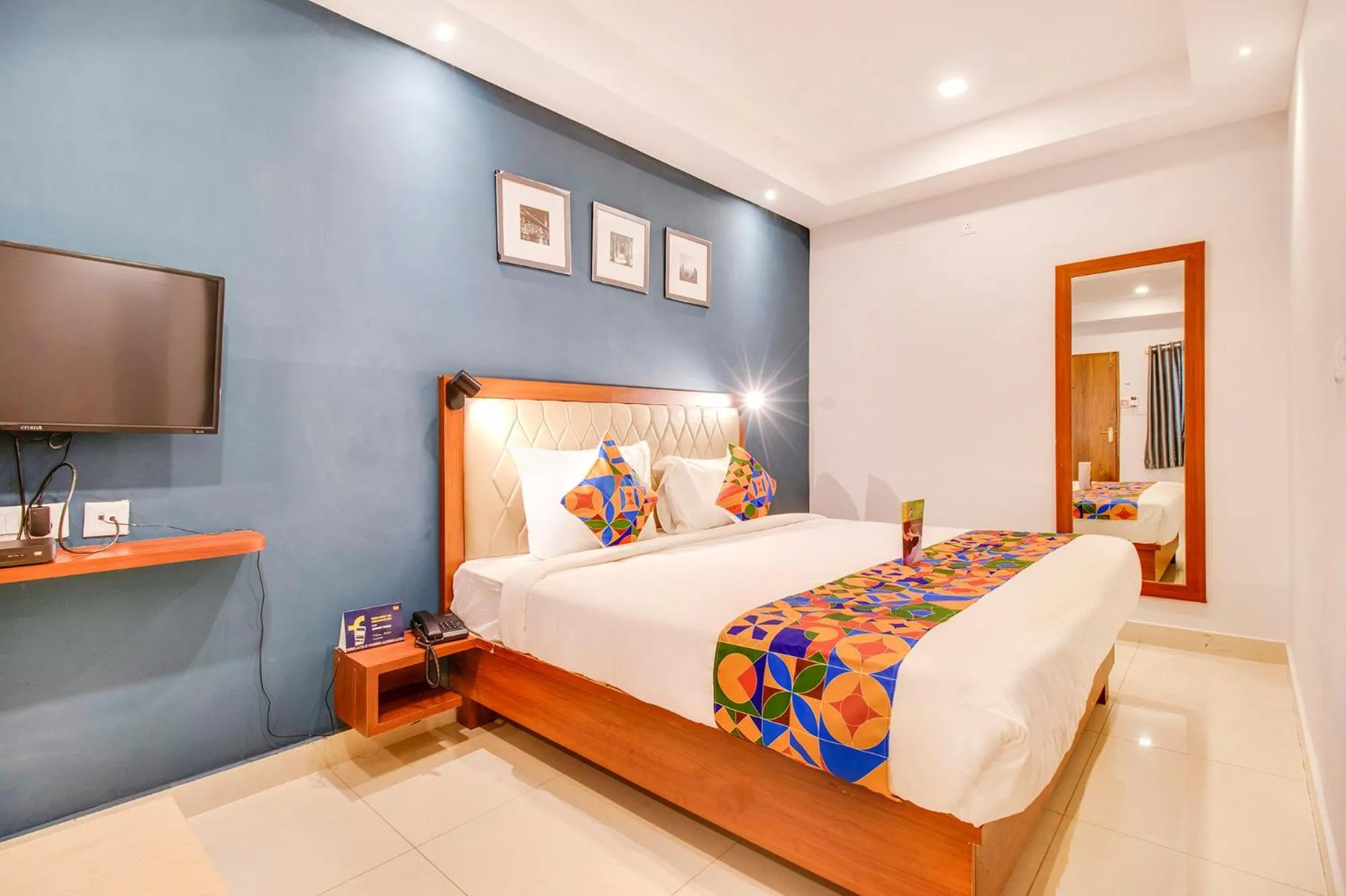 TV and multimedia, Bed in Hotel The Sun Suites - Yelahanka