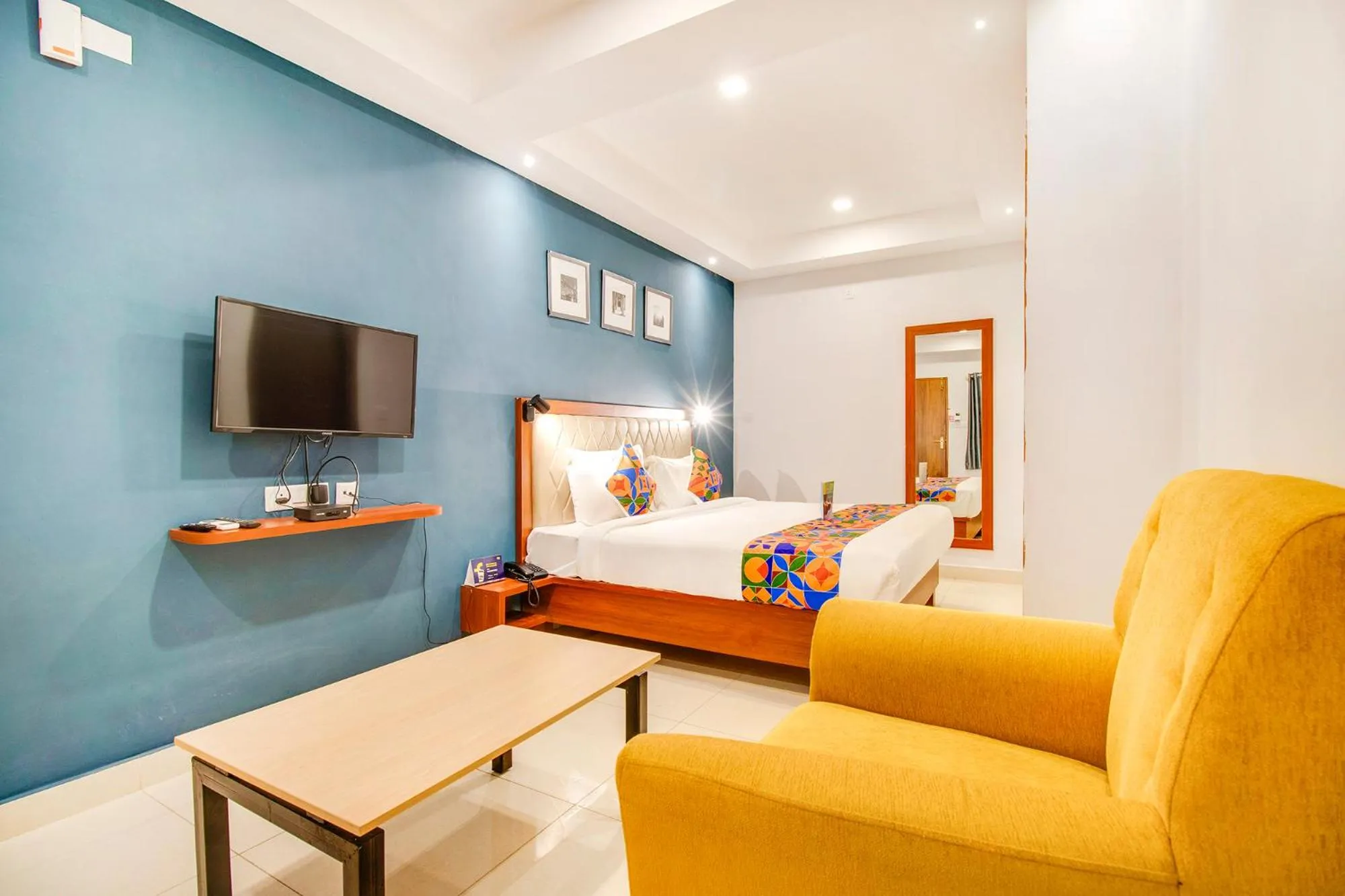 TV and multimedia, Bed in Hotel The Sun Suites - Yelahanka