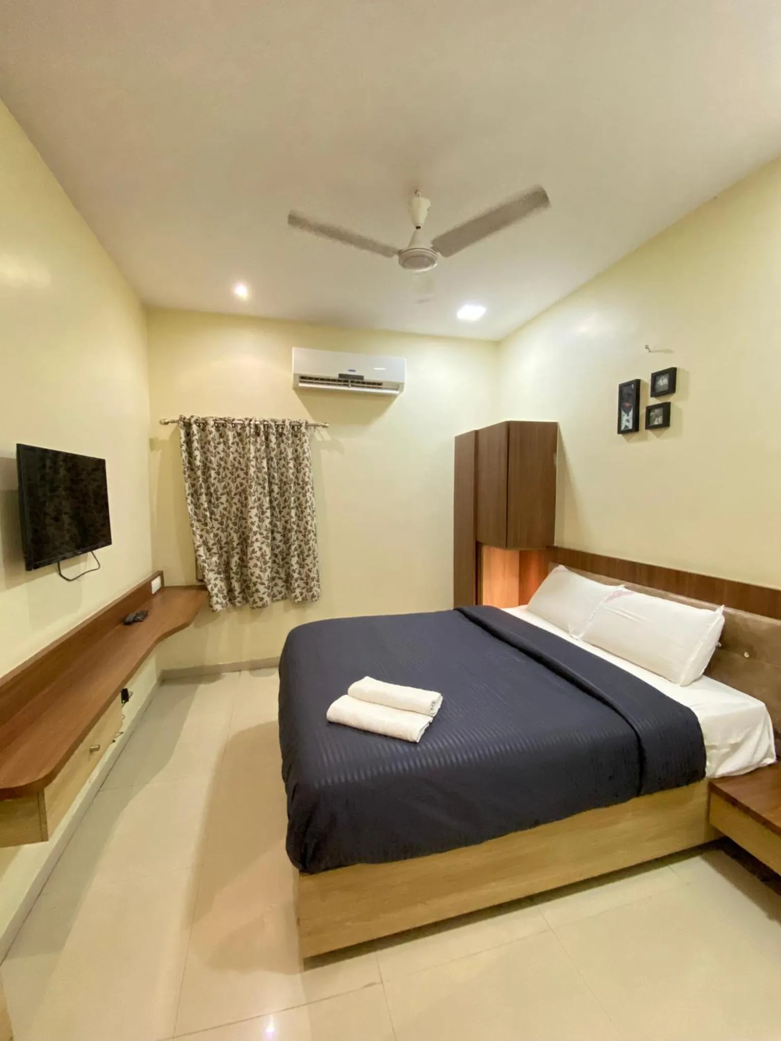 Communal lounge/ TV room, Bed in Hotel Lakshmi Residency